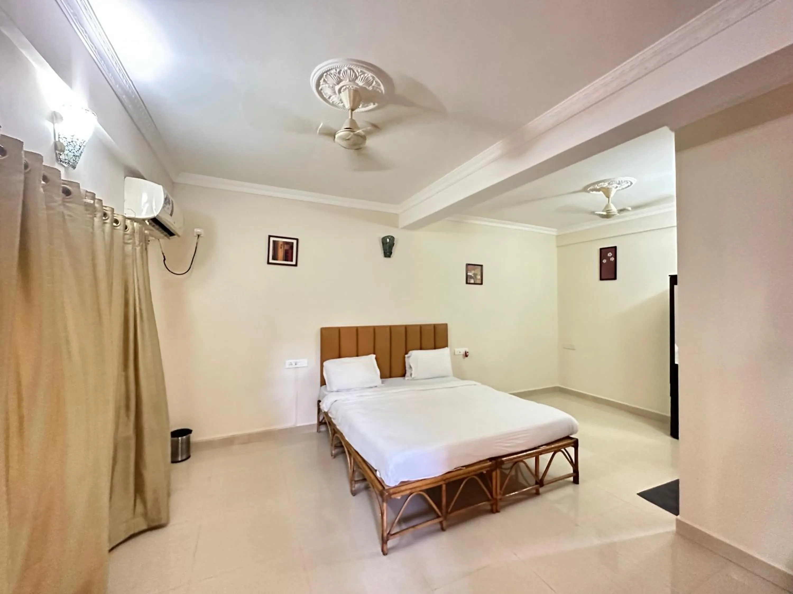 Photo of the whole room, Bed in Hotel Leela Inn