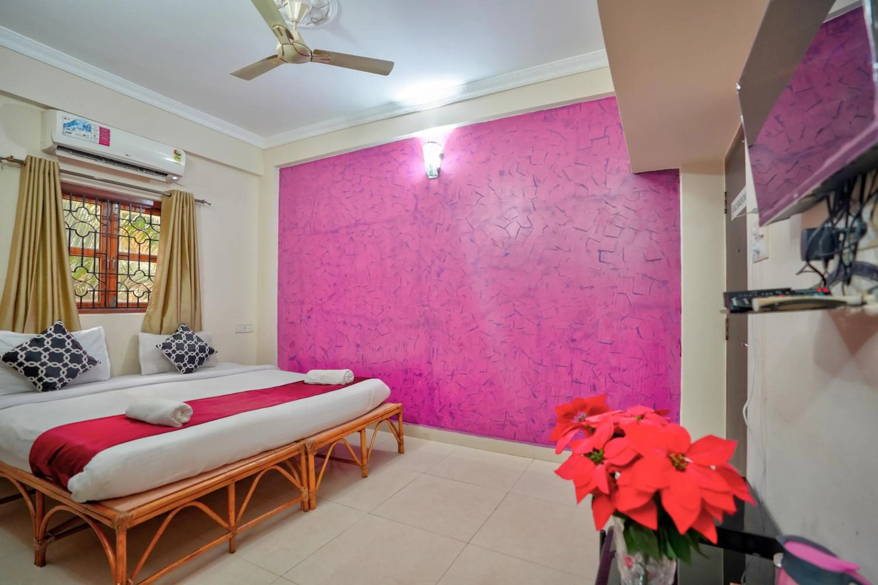 Bedroom, Bed in Hotel Leela Inn