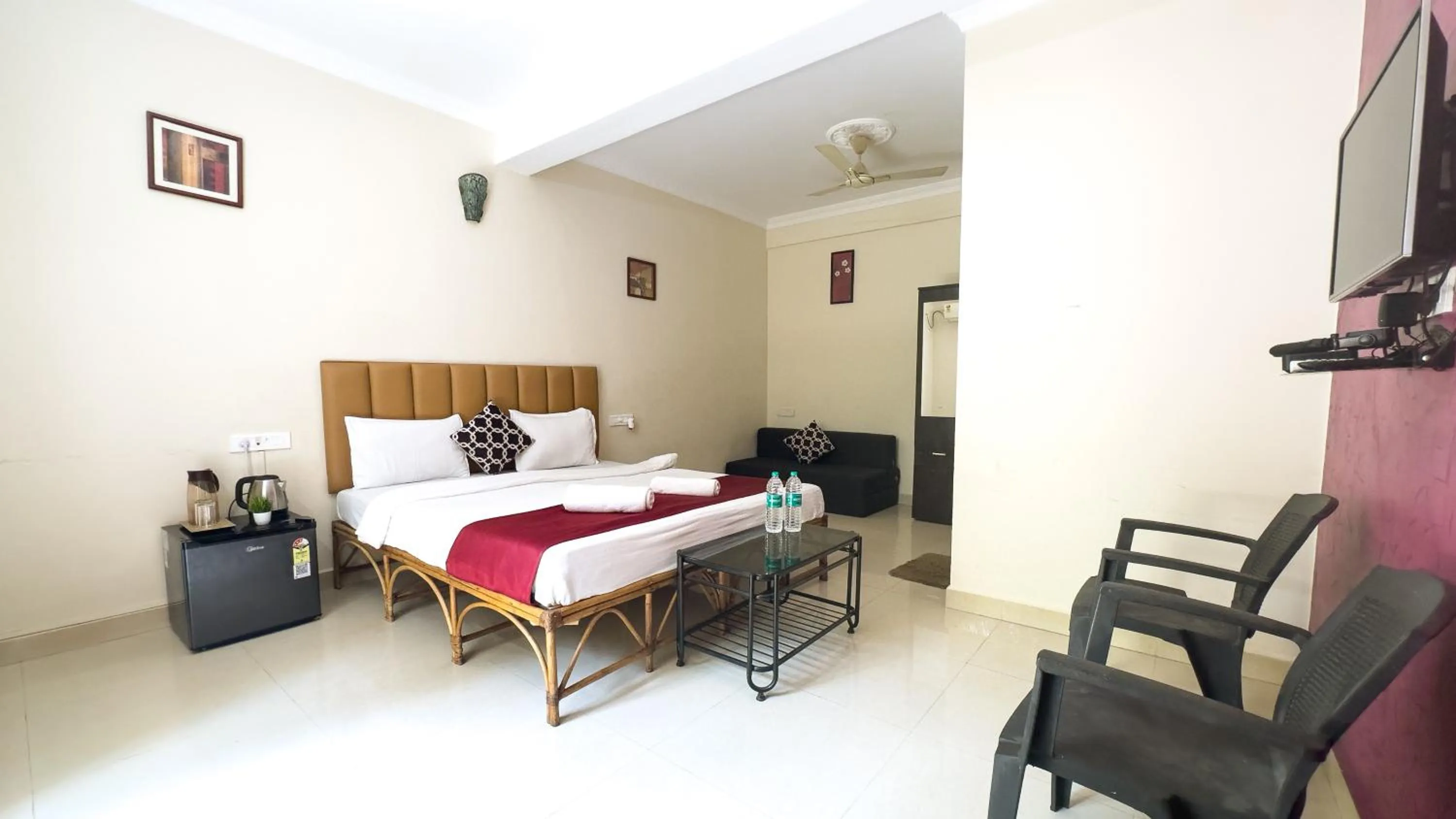 Photo of the whole room, Bed in Hotel Leela Inn