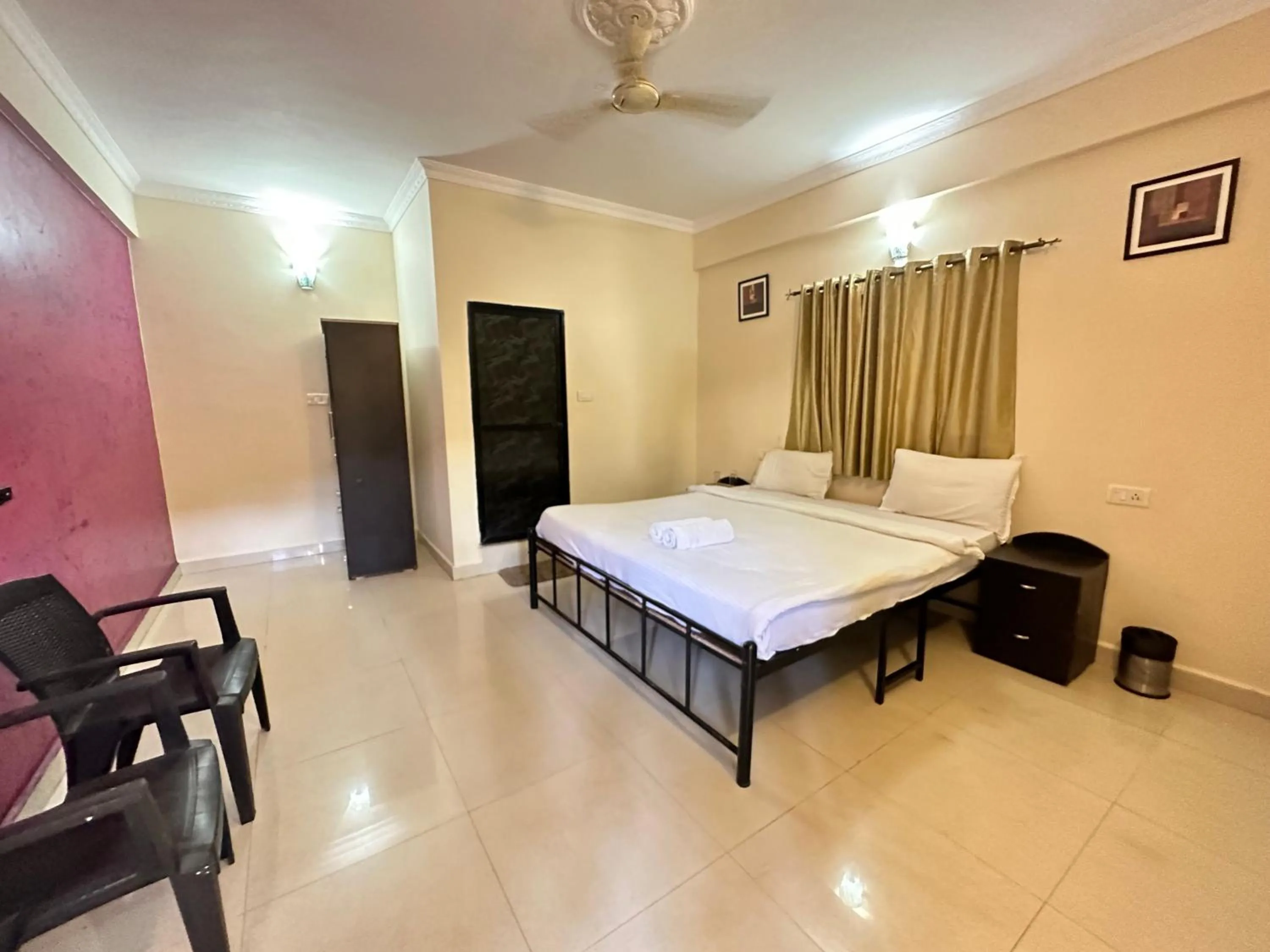 Photo of the whole room, Bed in Hotel Leela Inn