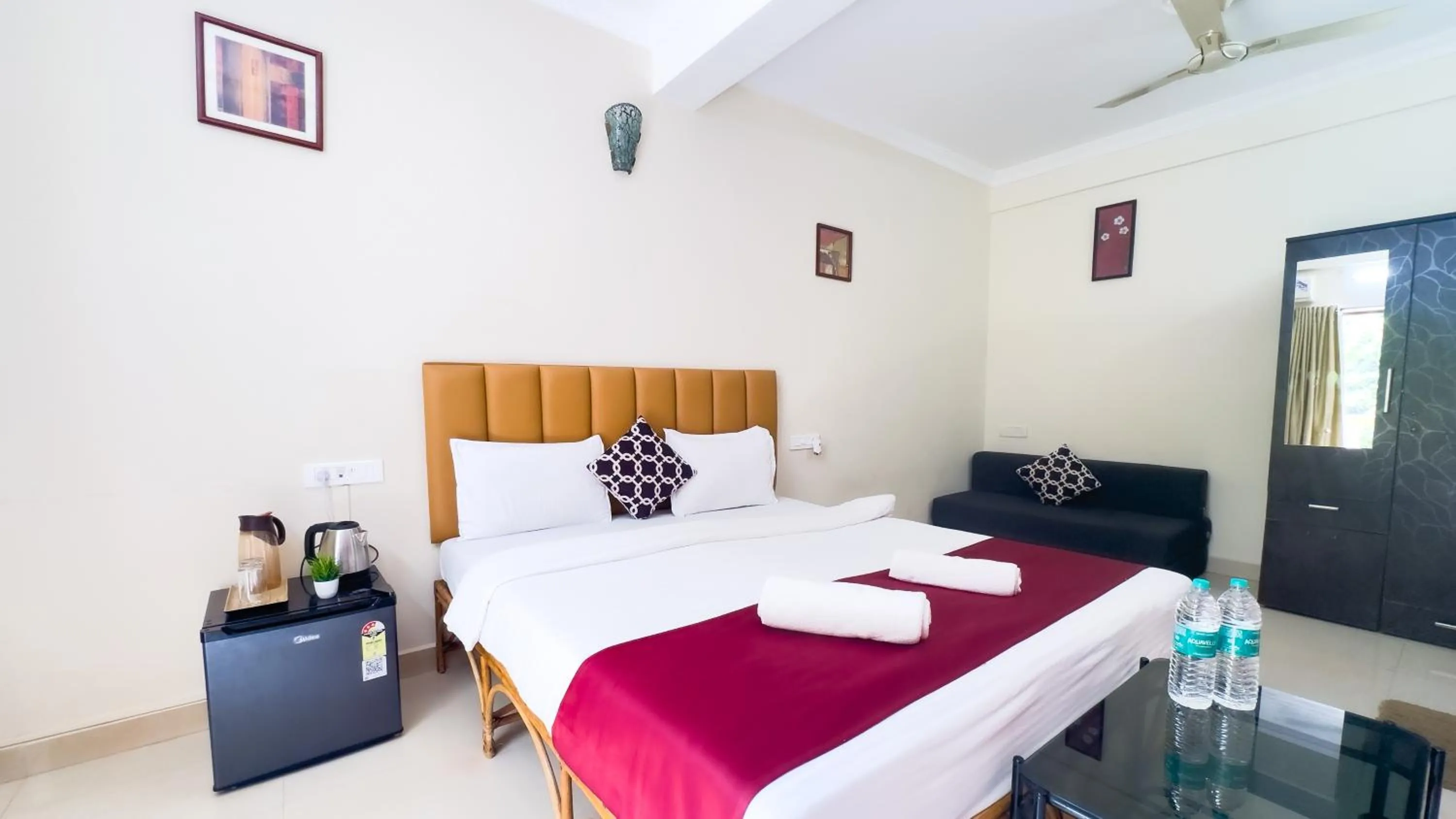 Bed in Hotel Leela Inn