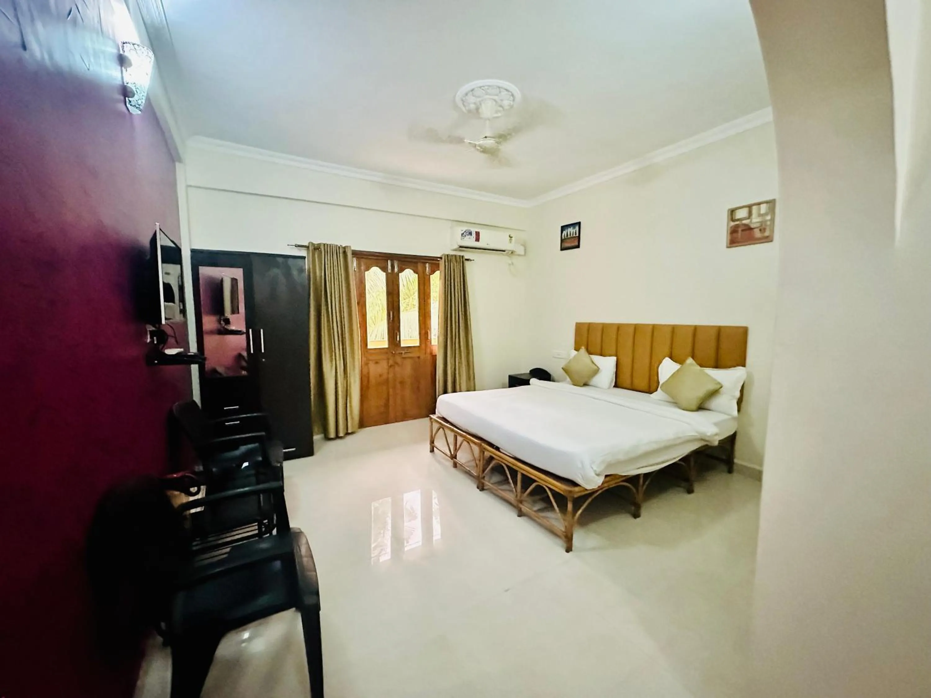 Bed in Hotel Leela Inn