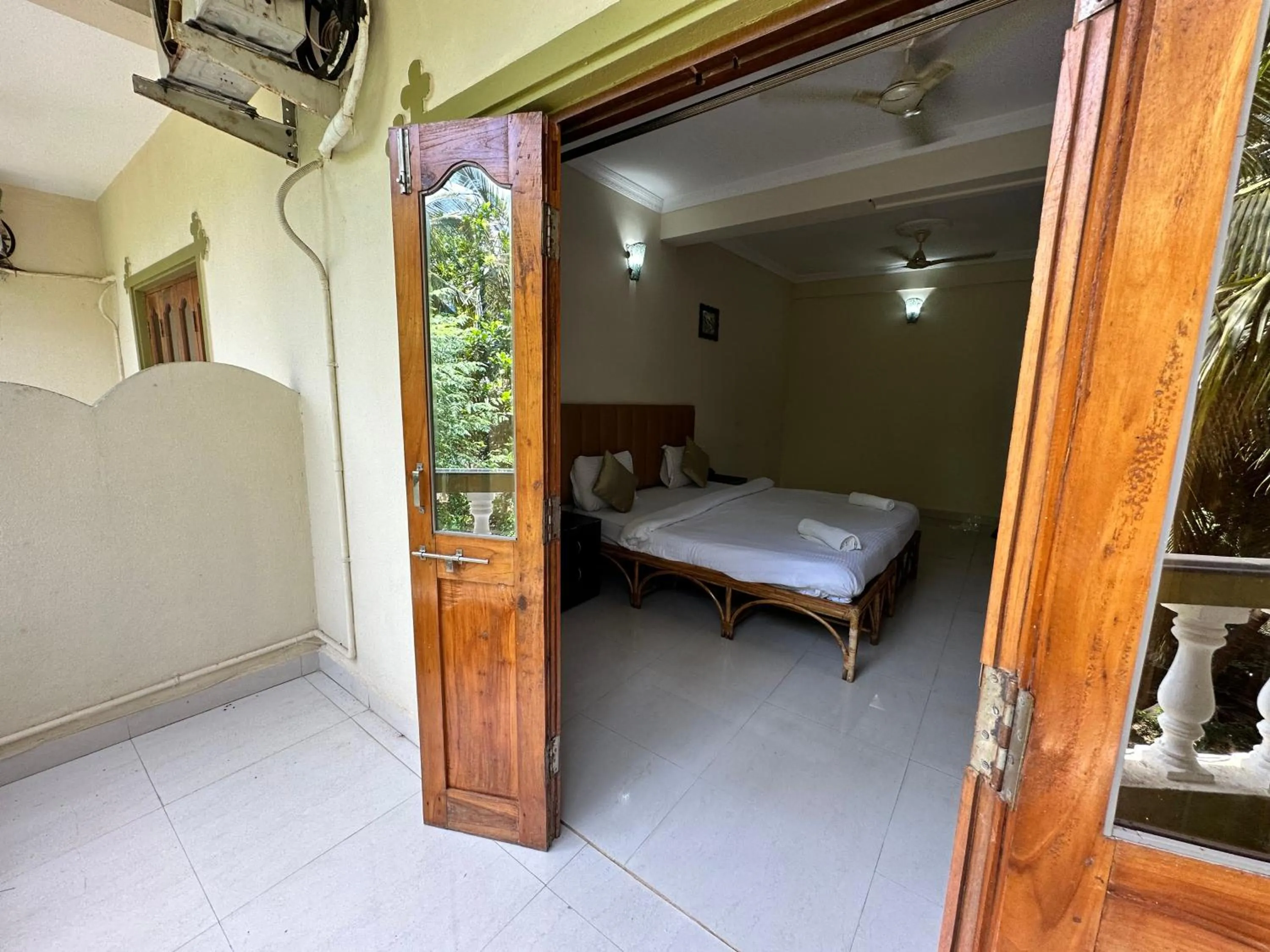 Photo of the whole room, Bed in Hotel Leela Inn