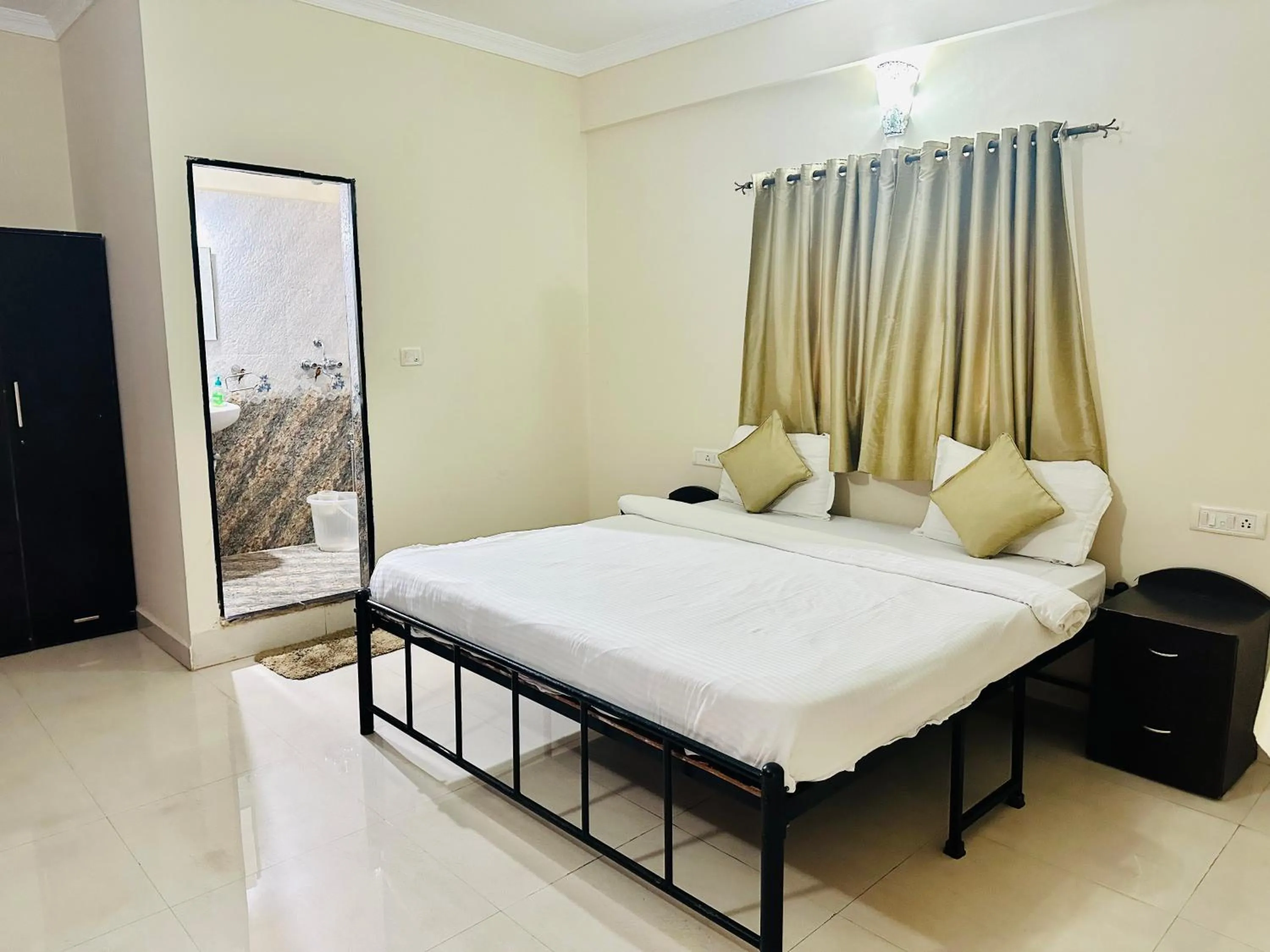 Photo of the whole room, Bed in Hotel Leela Inn