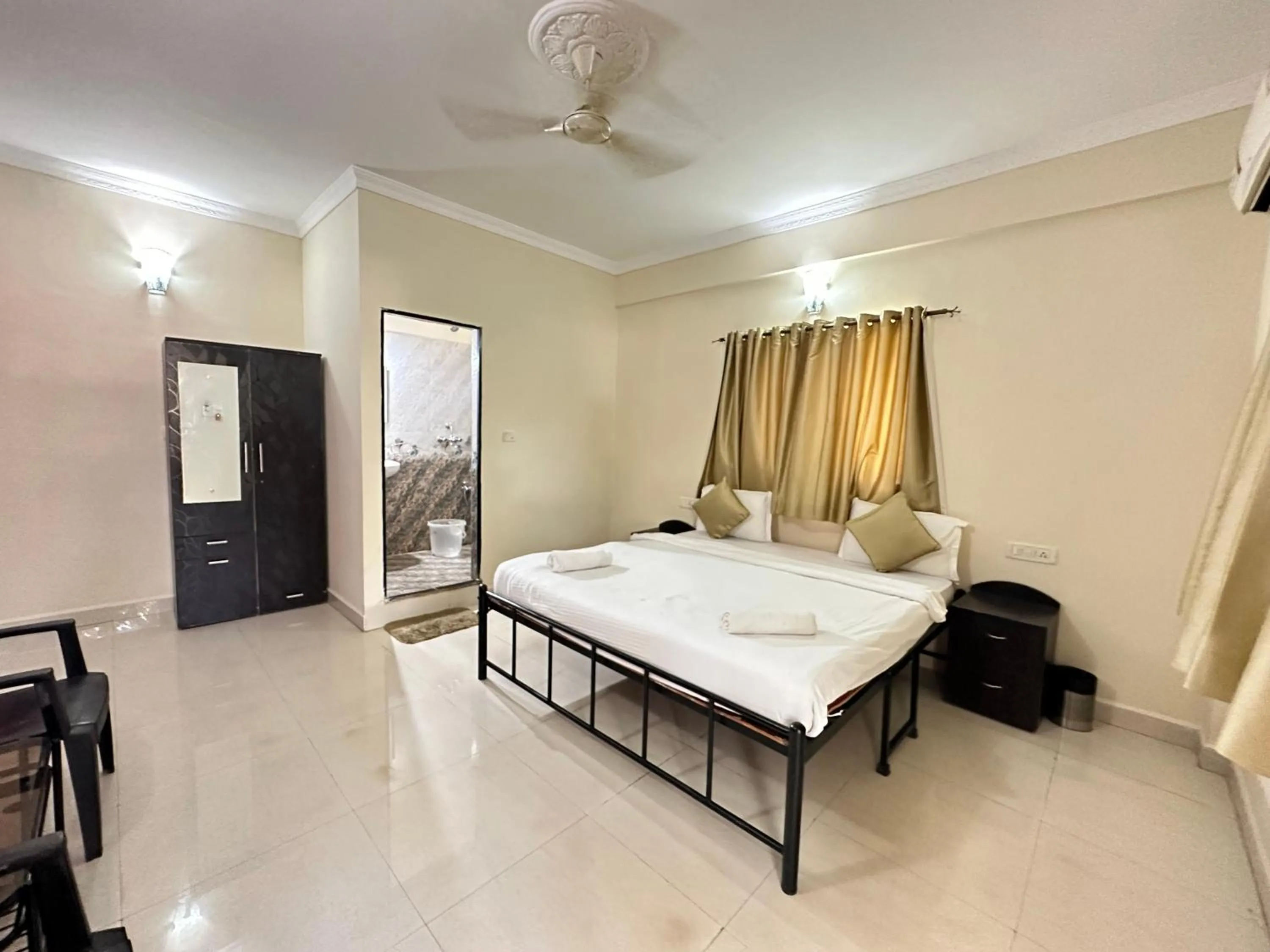 Photo of the whole room, Bed in Hotel Leela Inn