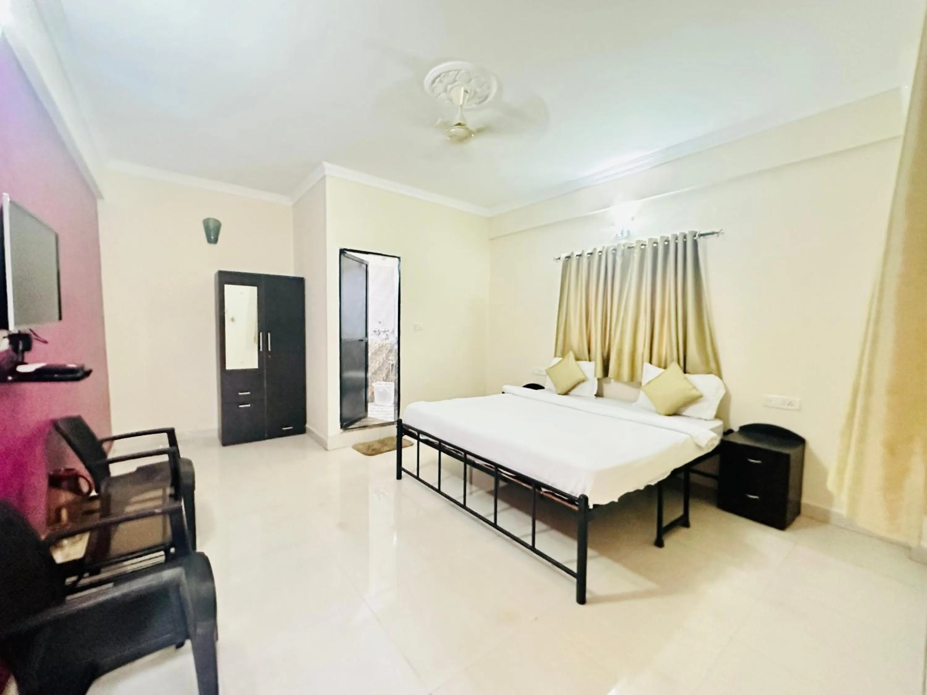 Bed in Hotel Leela Inn