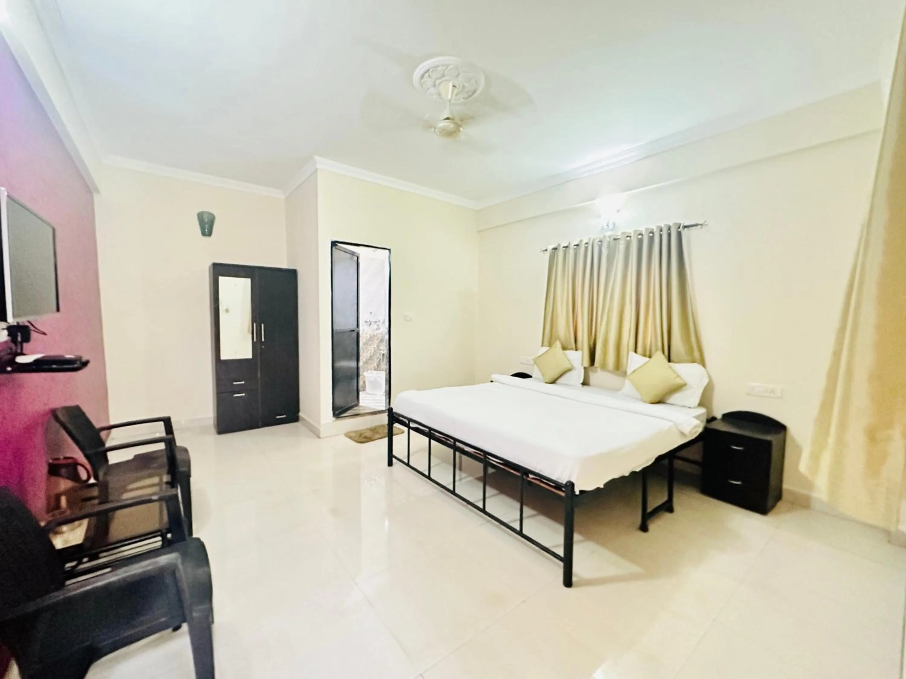 Bed in Hotel Leela Inn