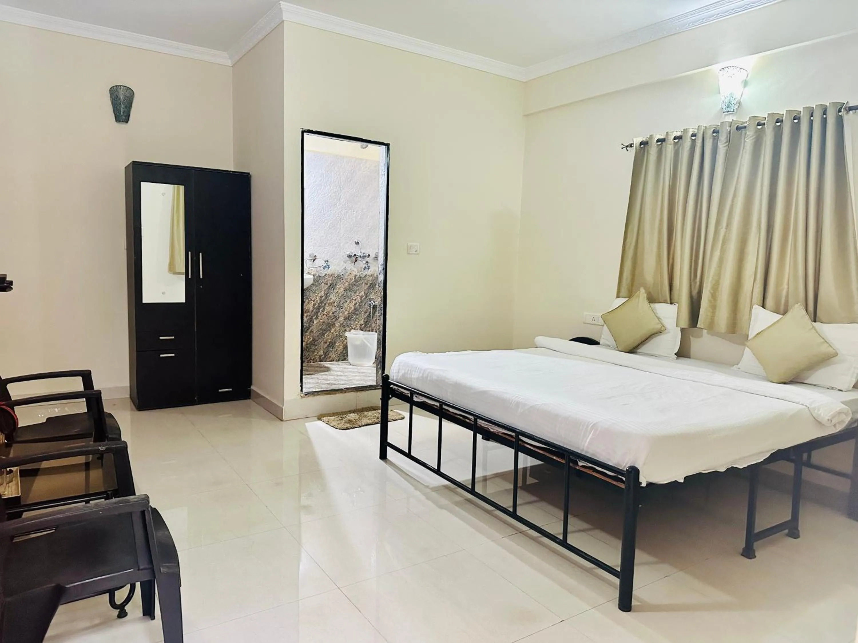 Photo of the whole room, Bed in Hotel Leela Inn