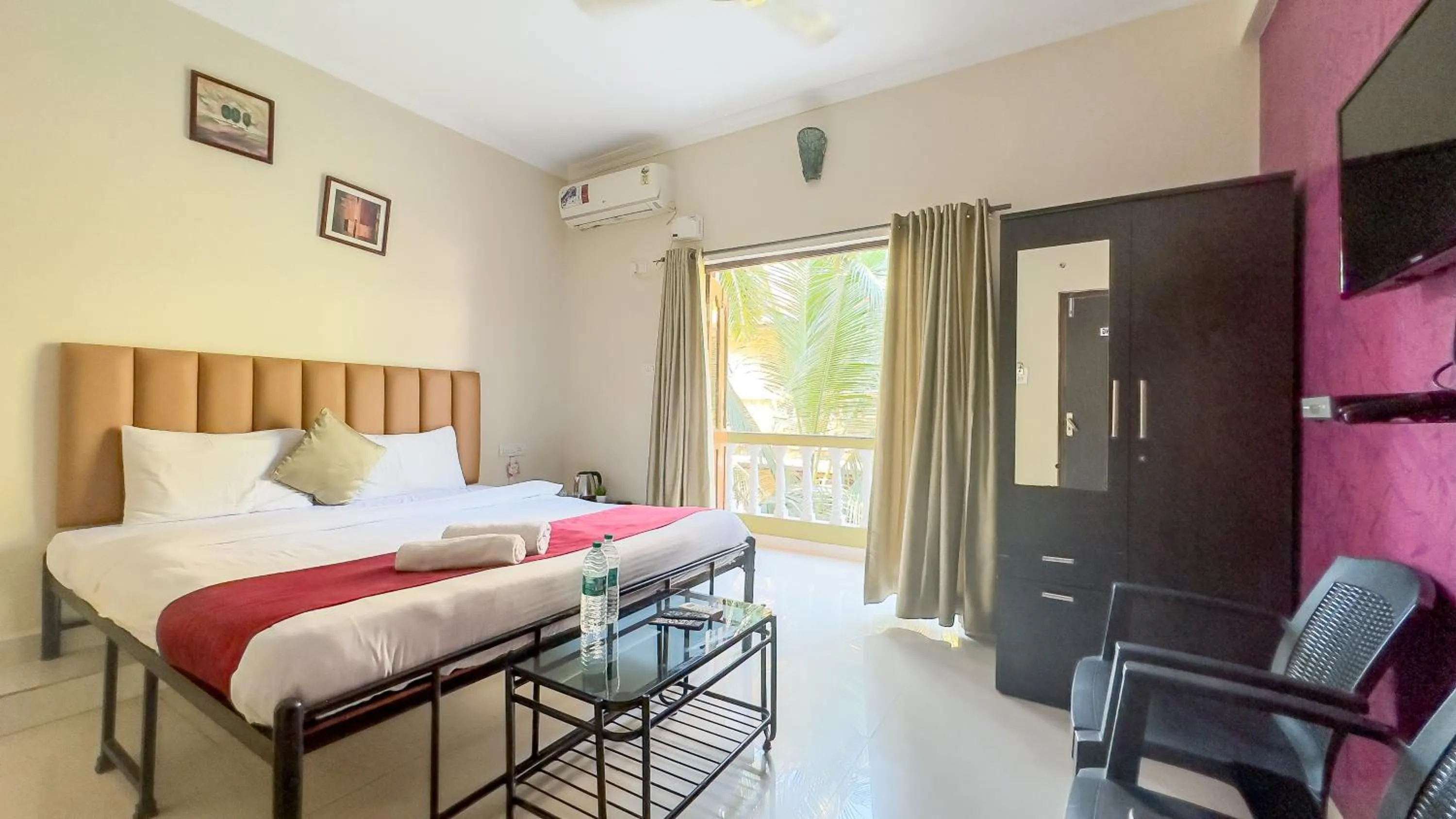 Bedroom, Bed in Hotel Leela Inn