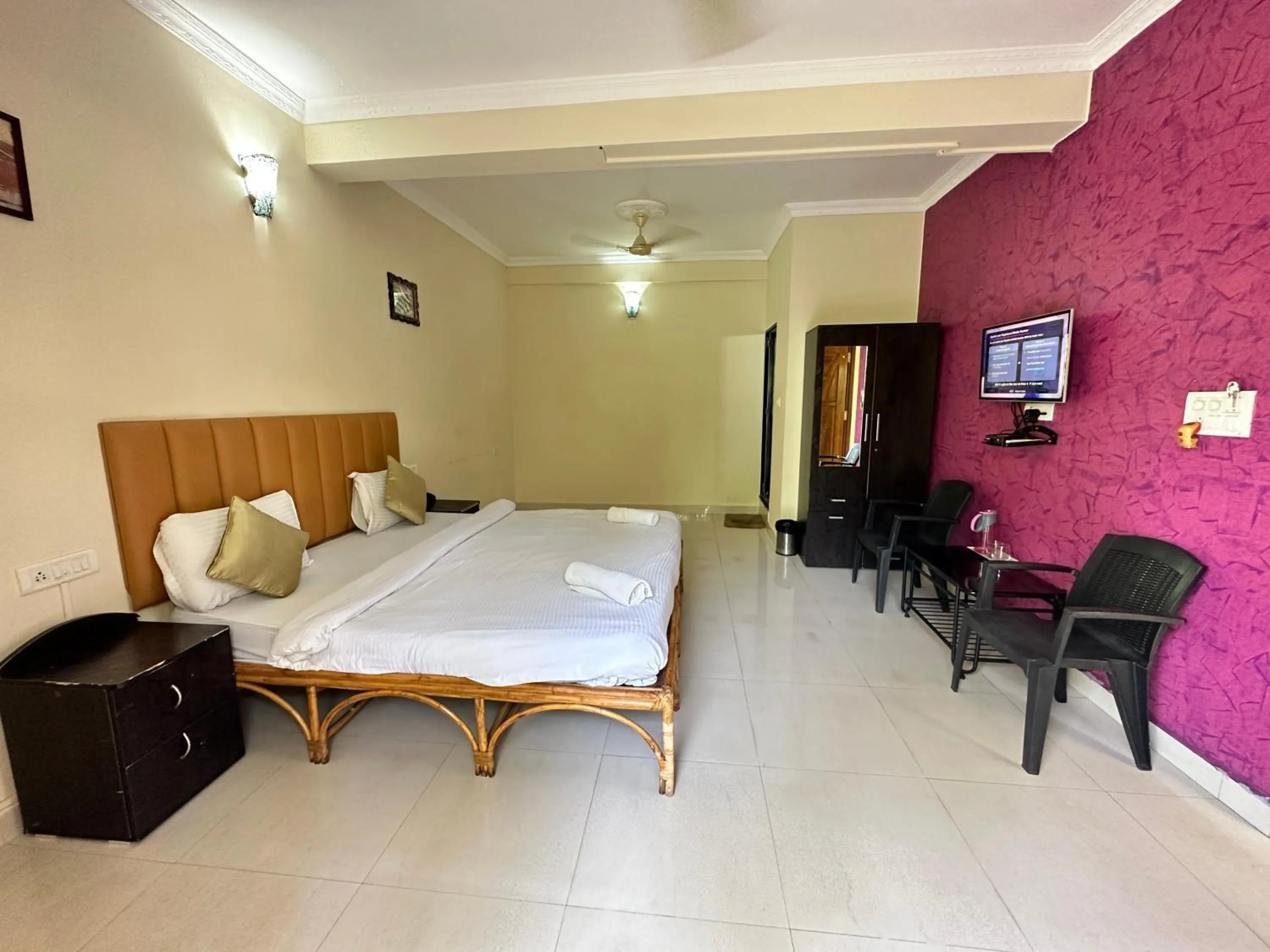 Photo of the whole room, Bed in Hotel Leela Inn