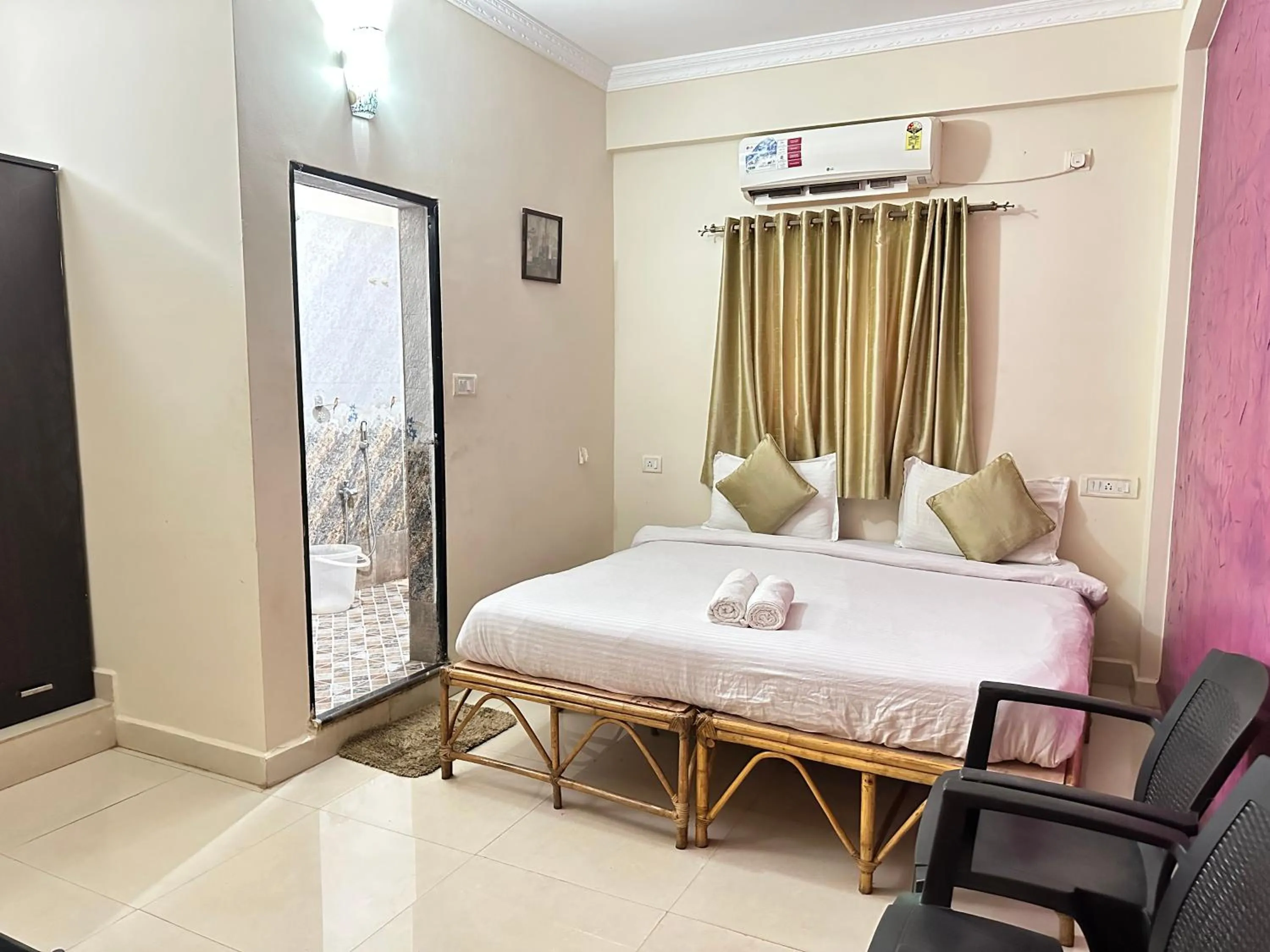 Bed in Hotel Leela Inn