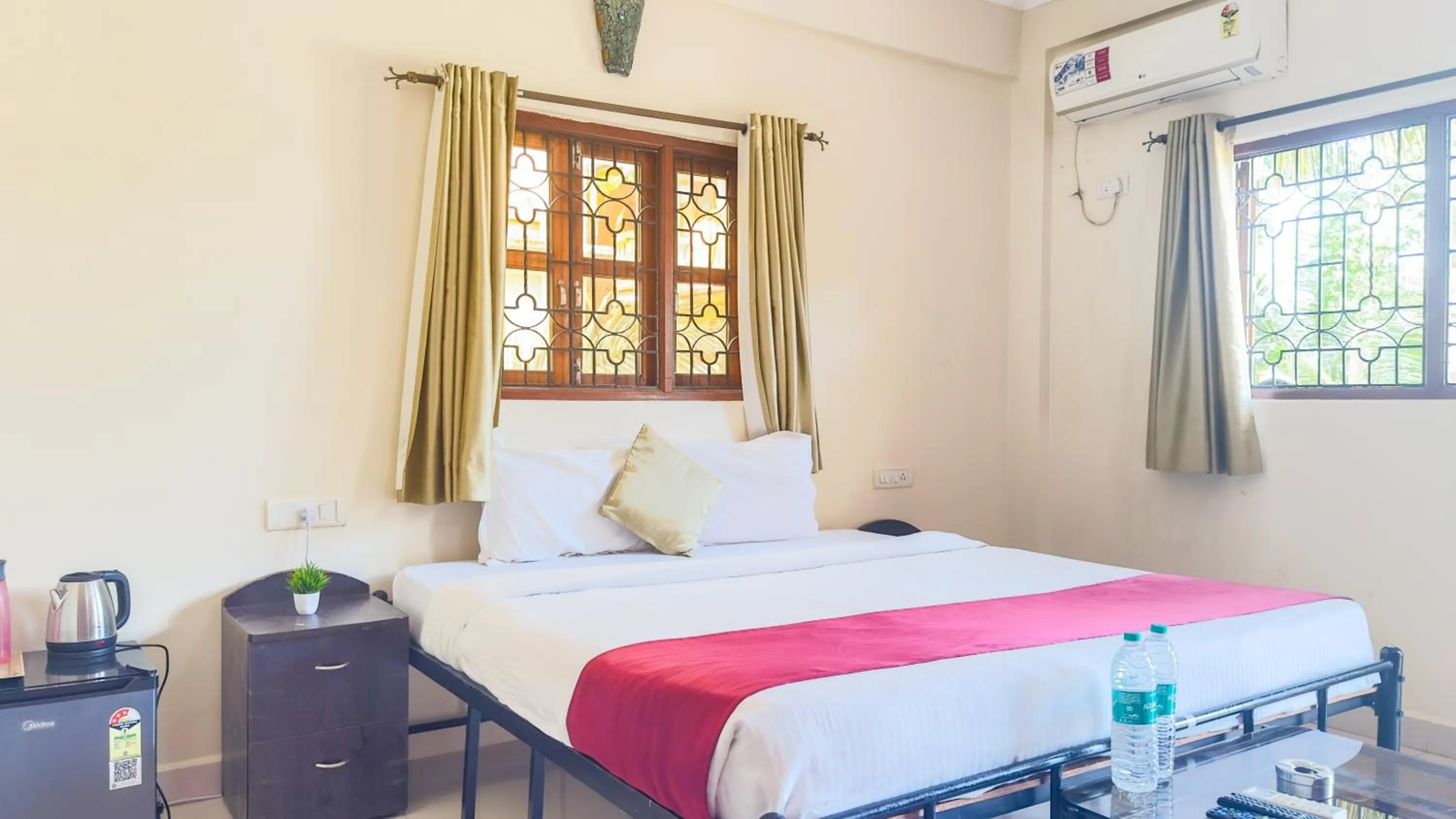 Bedroom, Bed in Hotel Leela Inn