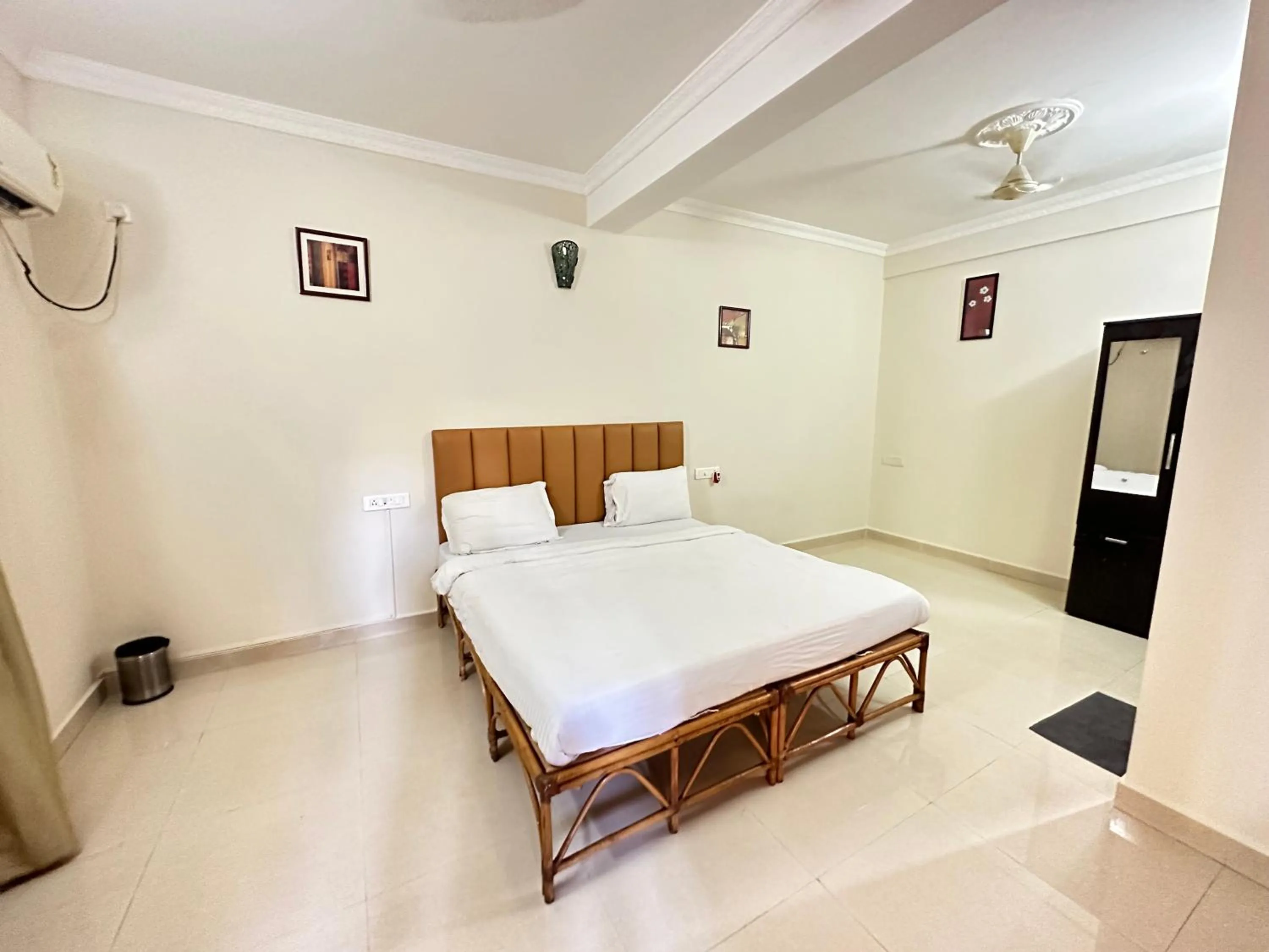 Bed in Hotel Leela Inn