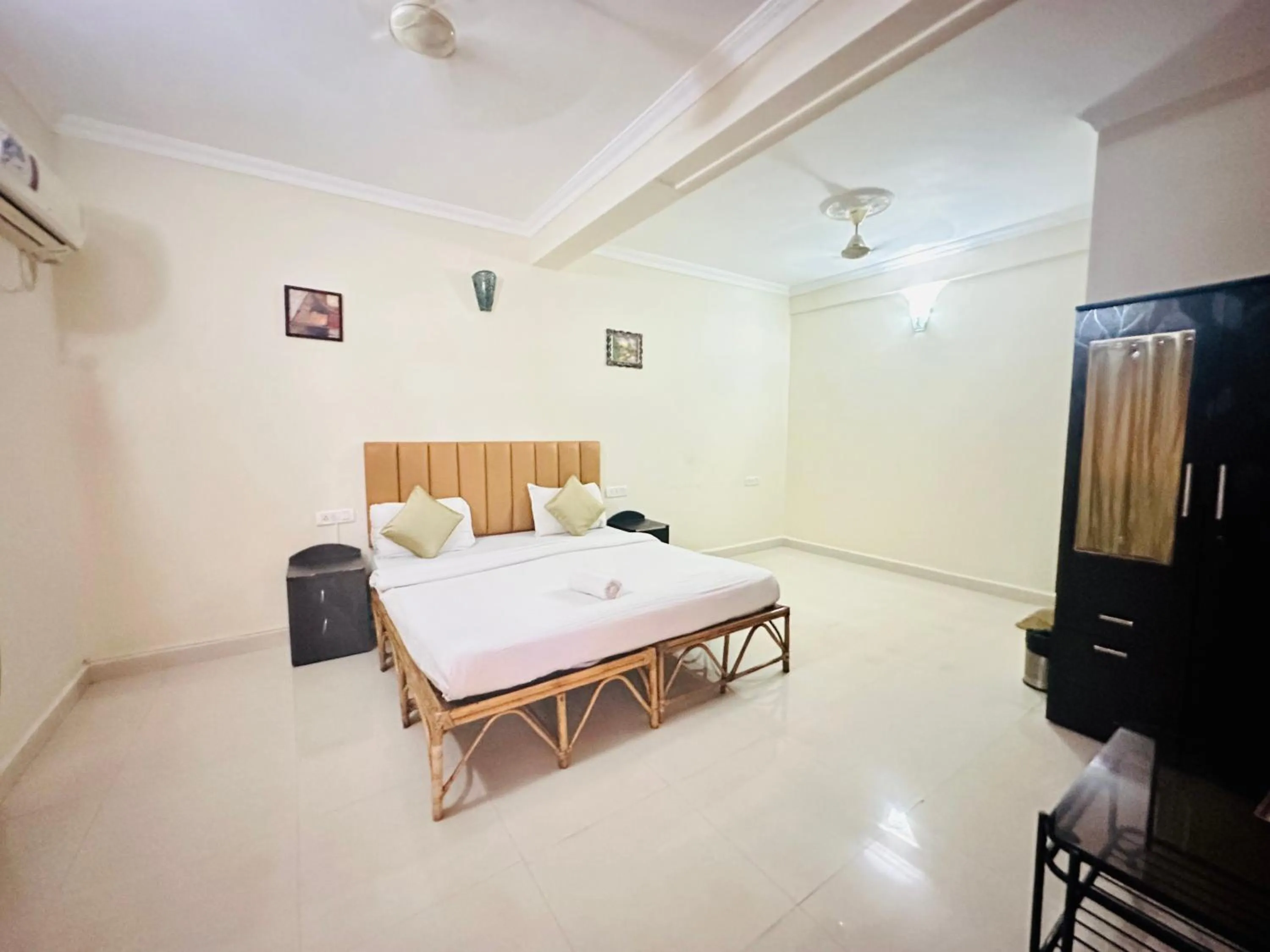 Bed in Hotel Leela Inn