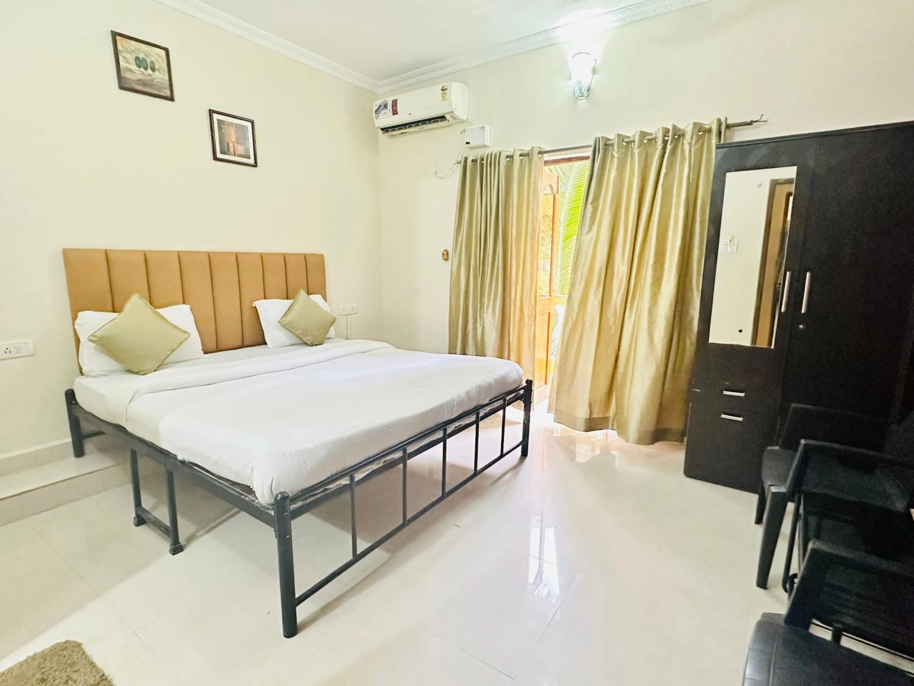 Bed in Hotel Leela Inn