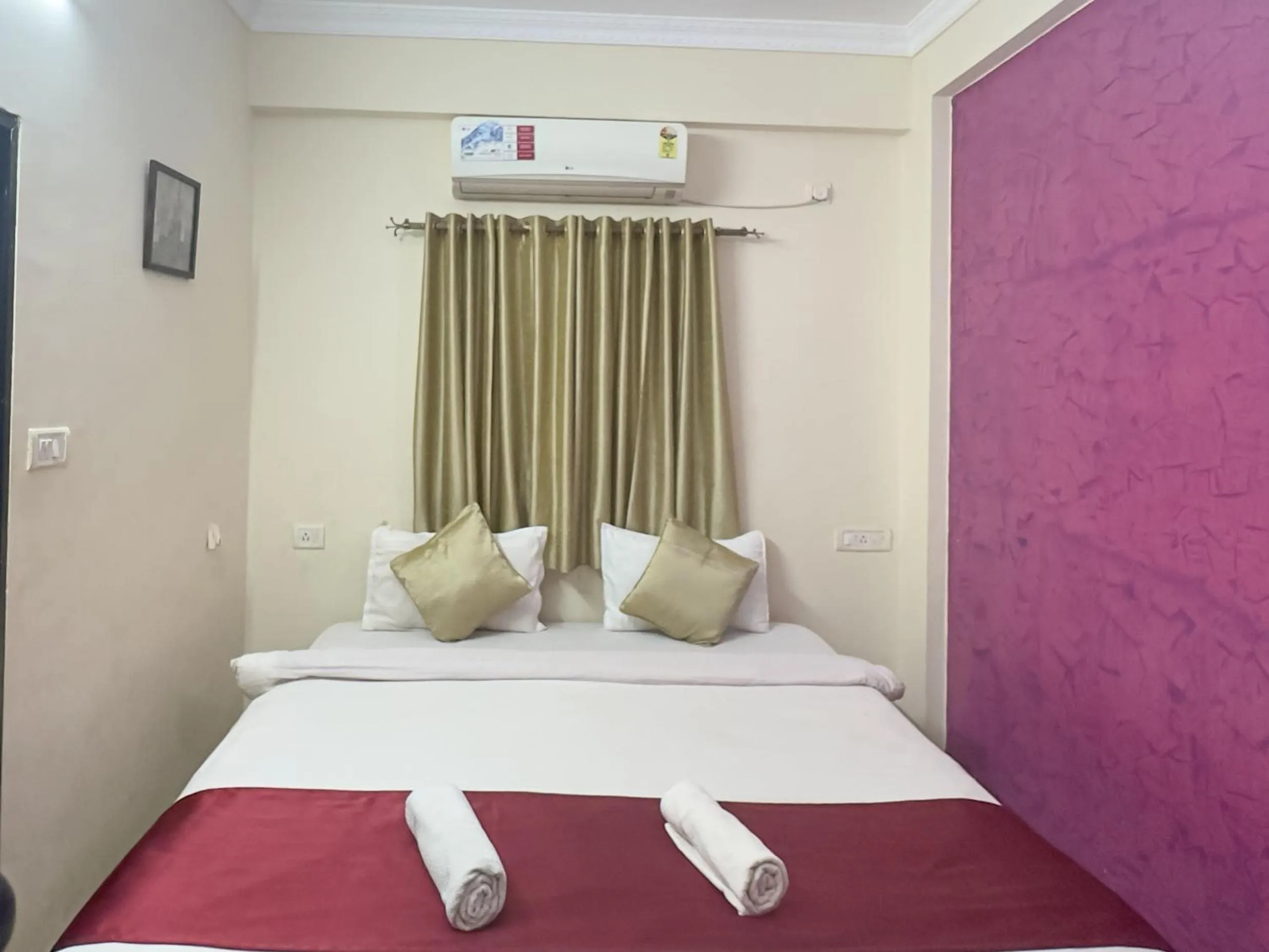 Bed in Hotel Leela Inn