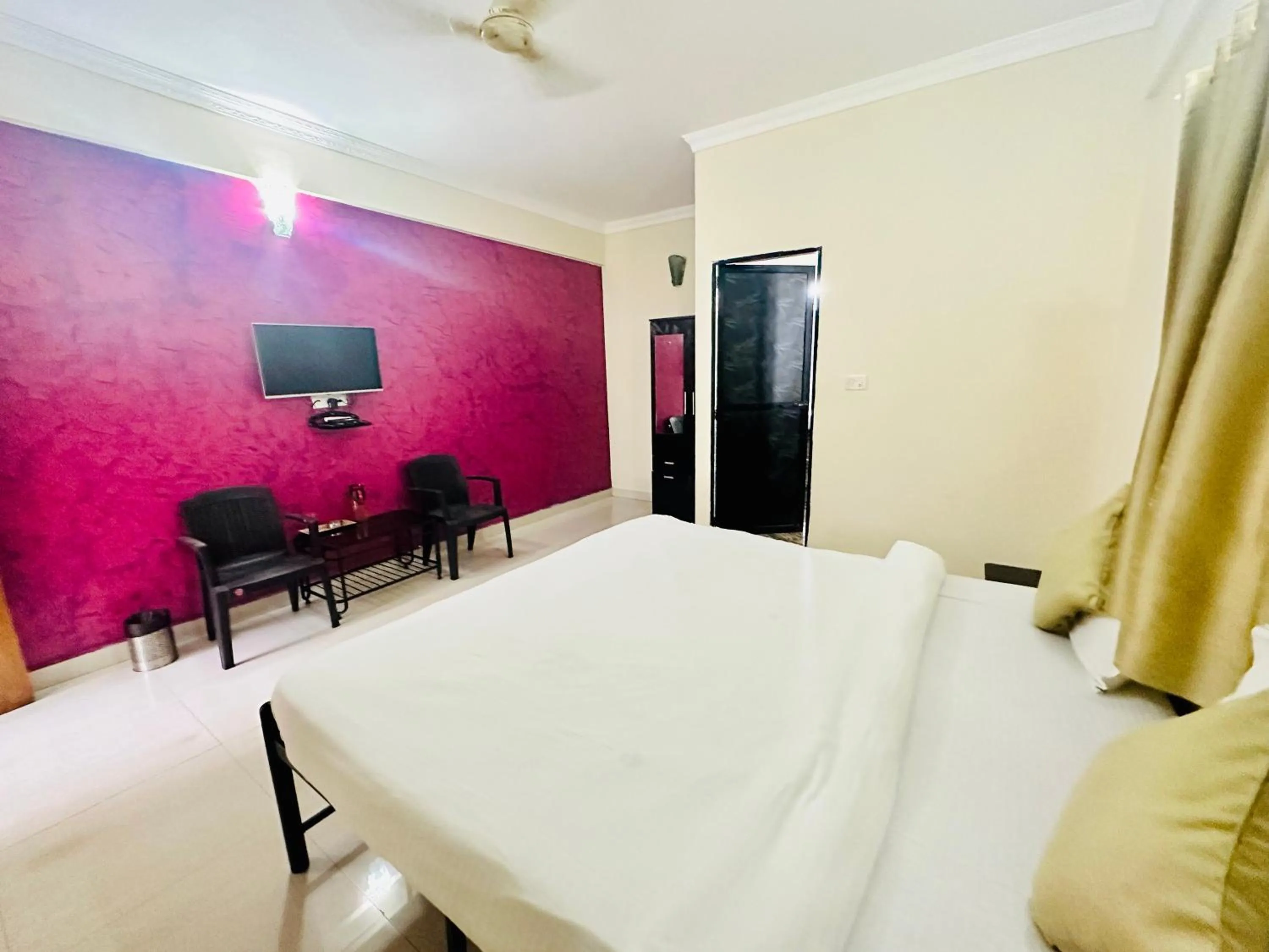 Bed in Hotel Leela Inn