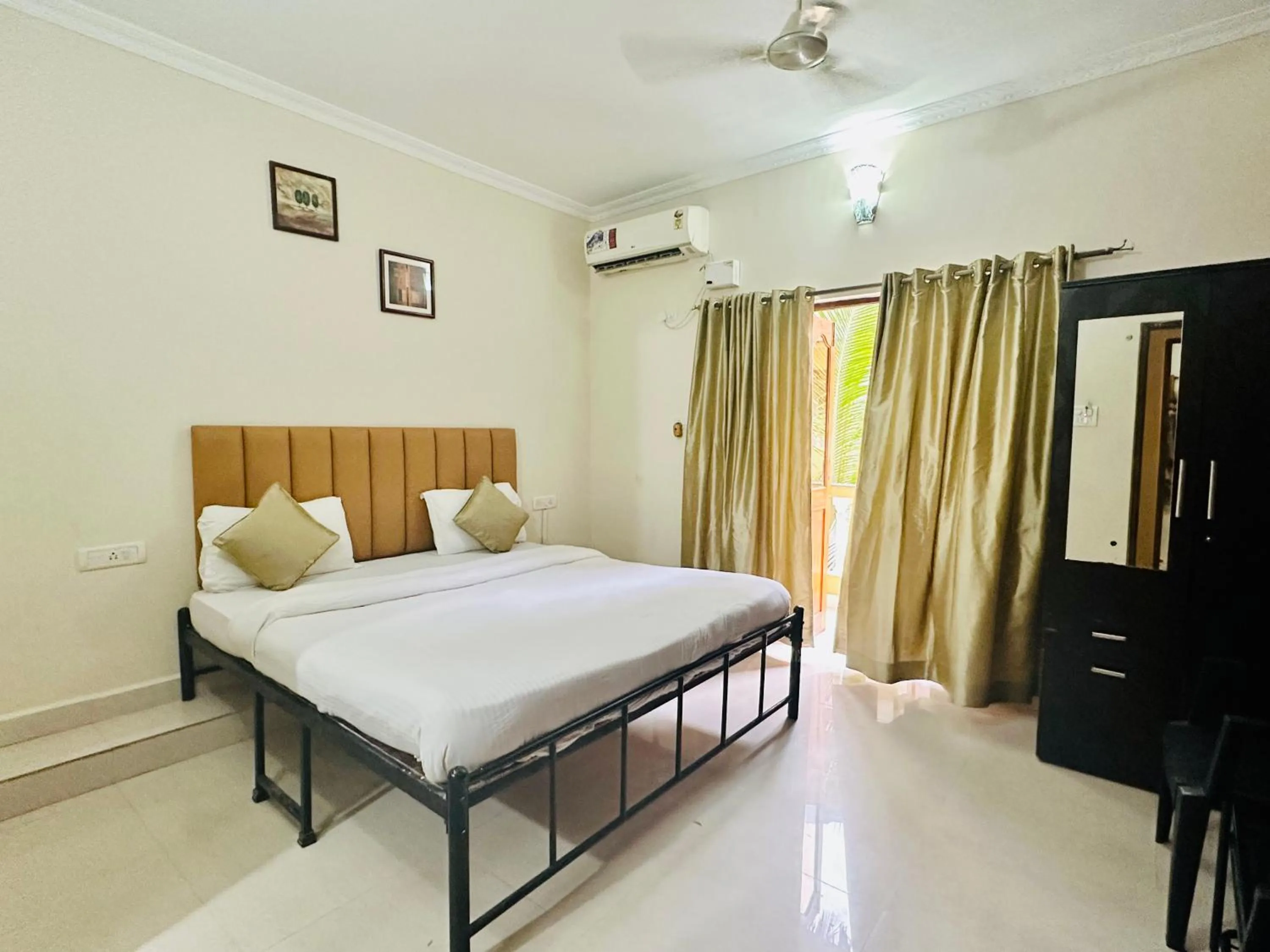 Bed in Hotel Leela Inn