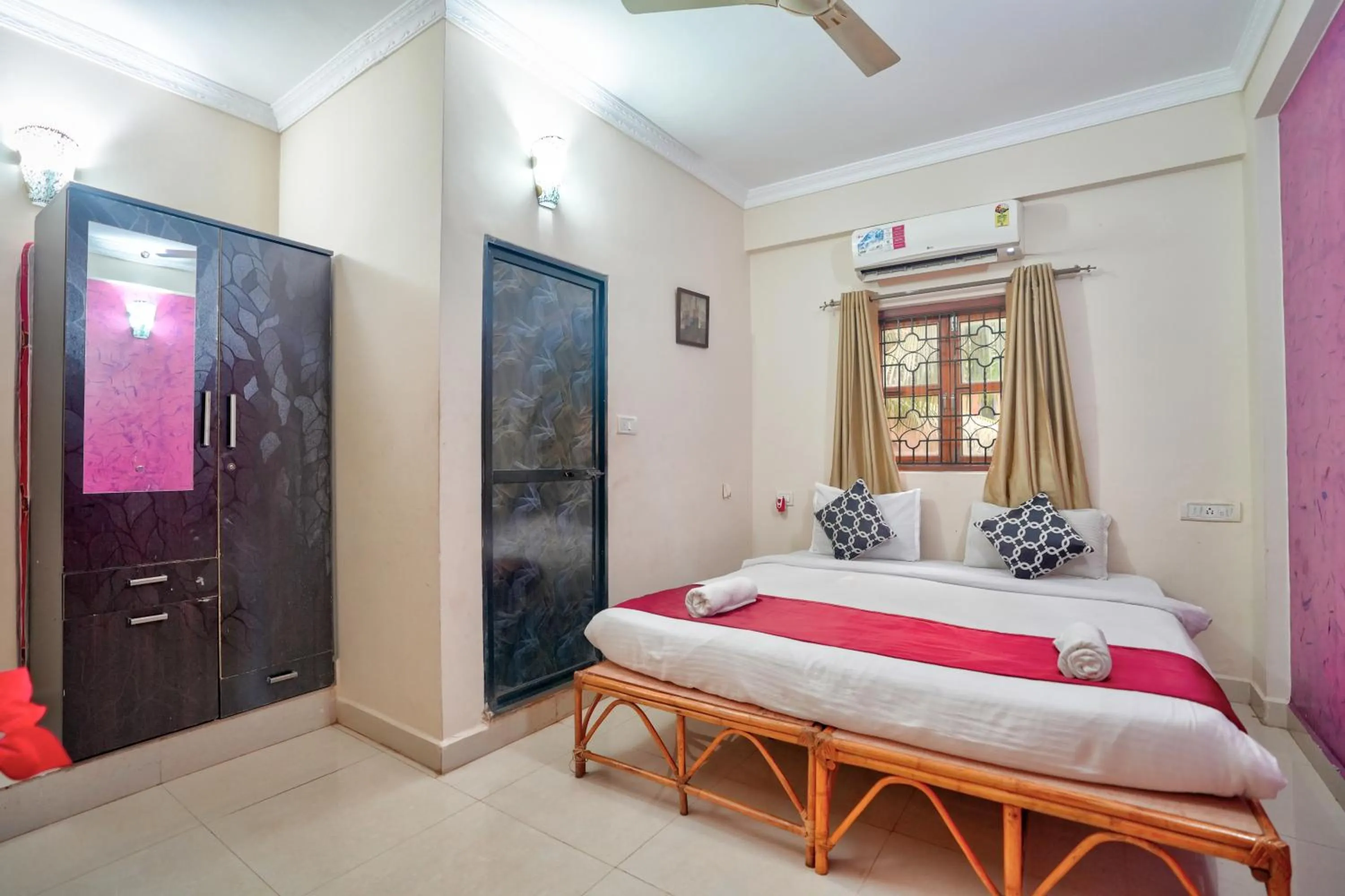 Bedroom, Bed in Hotel Leela Inn