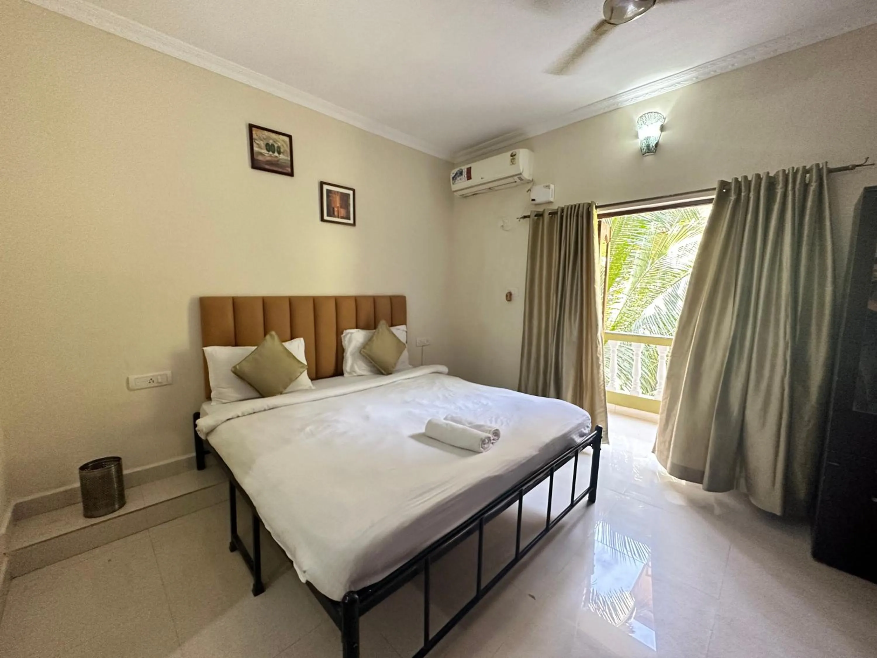 Bed in Hotel Leela Inn