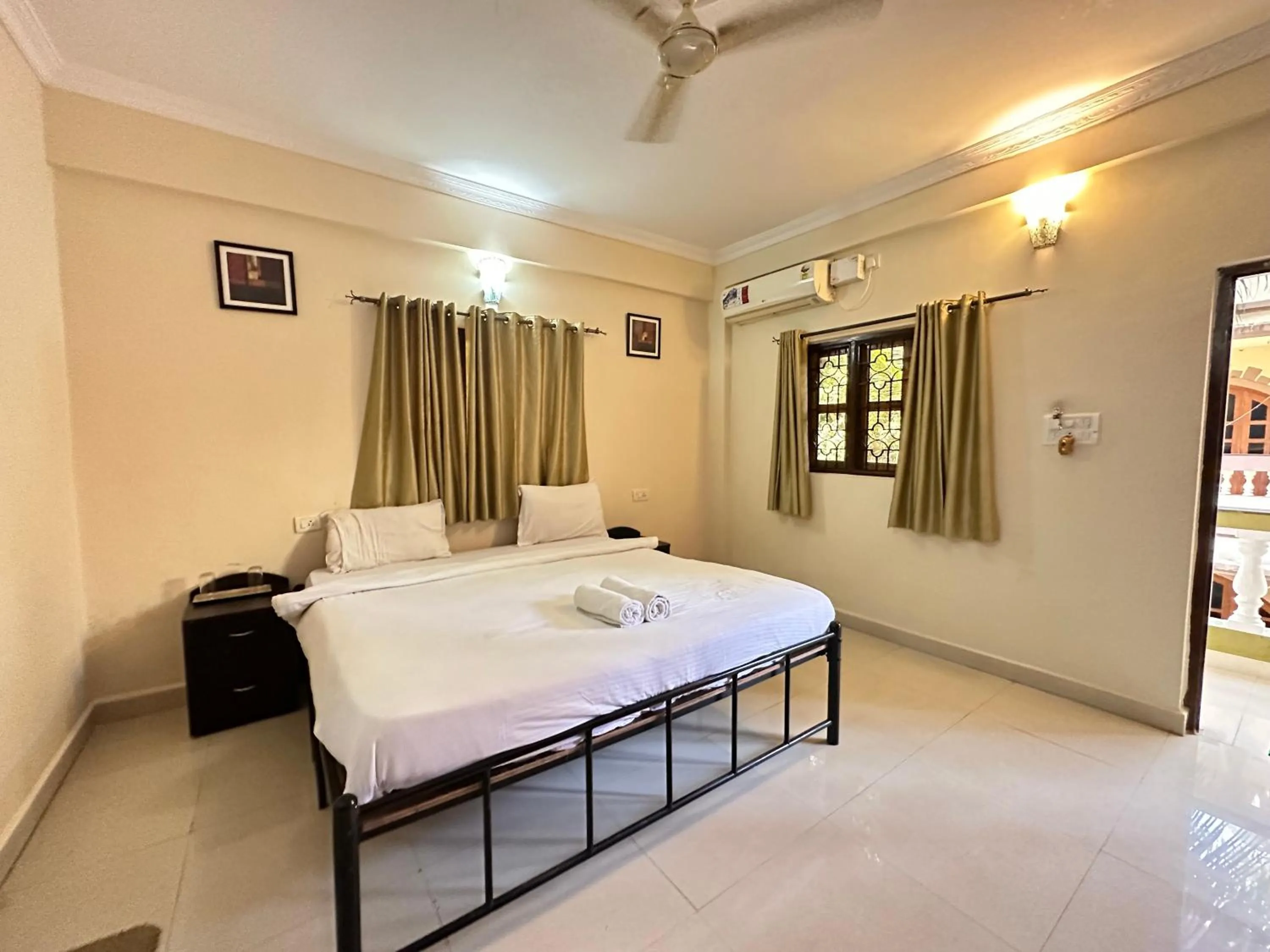 Photo of the whole room, Bed in Hotel Leela Inn