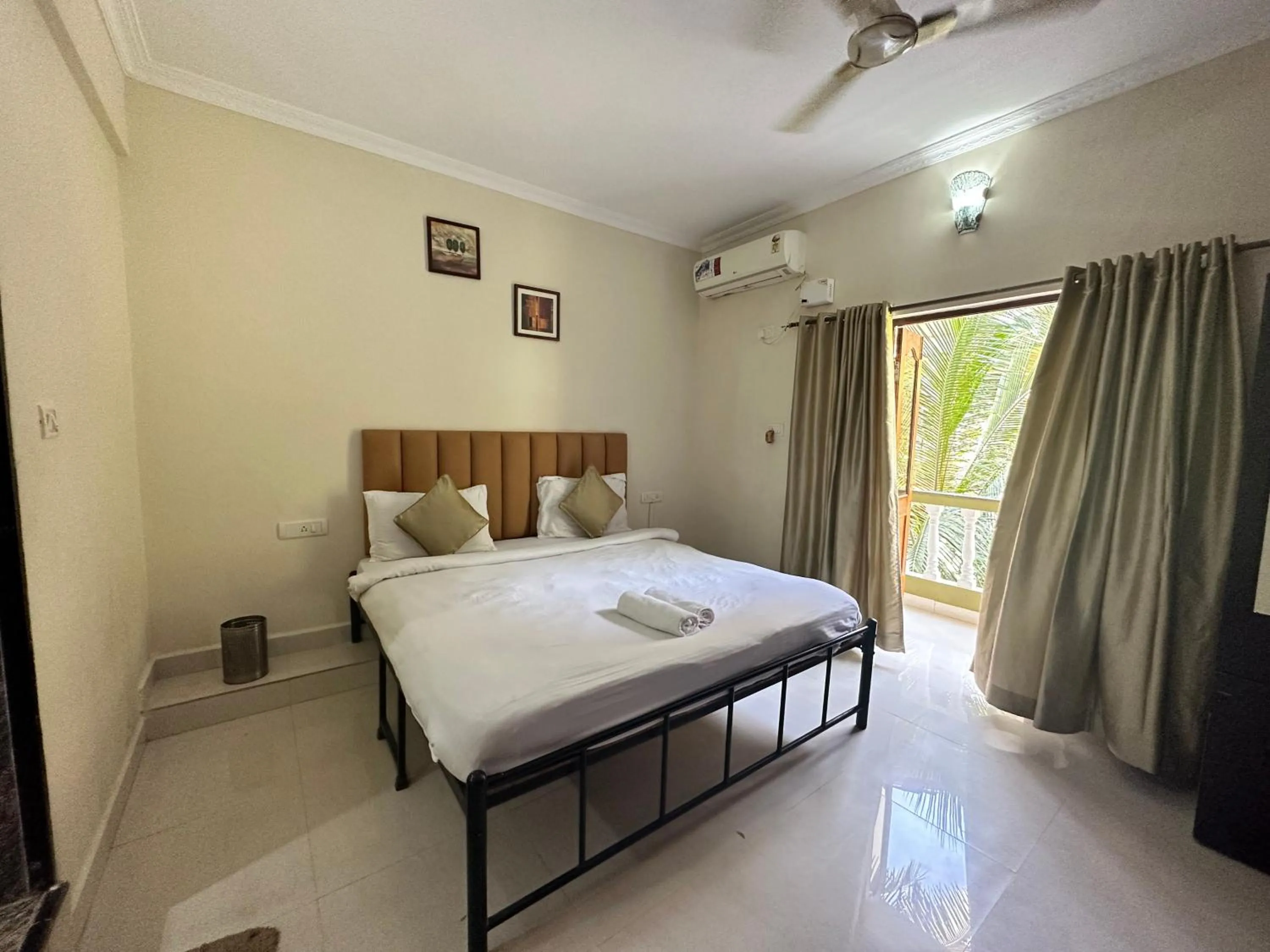 Bed in Hotel Leela Inn