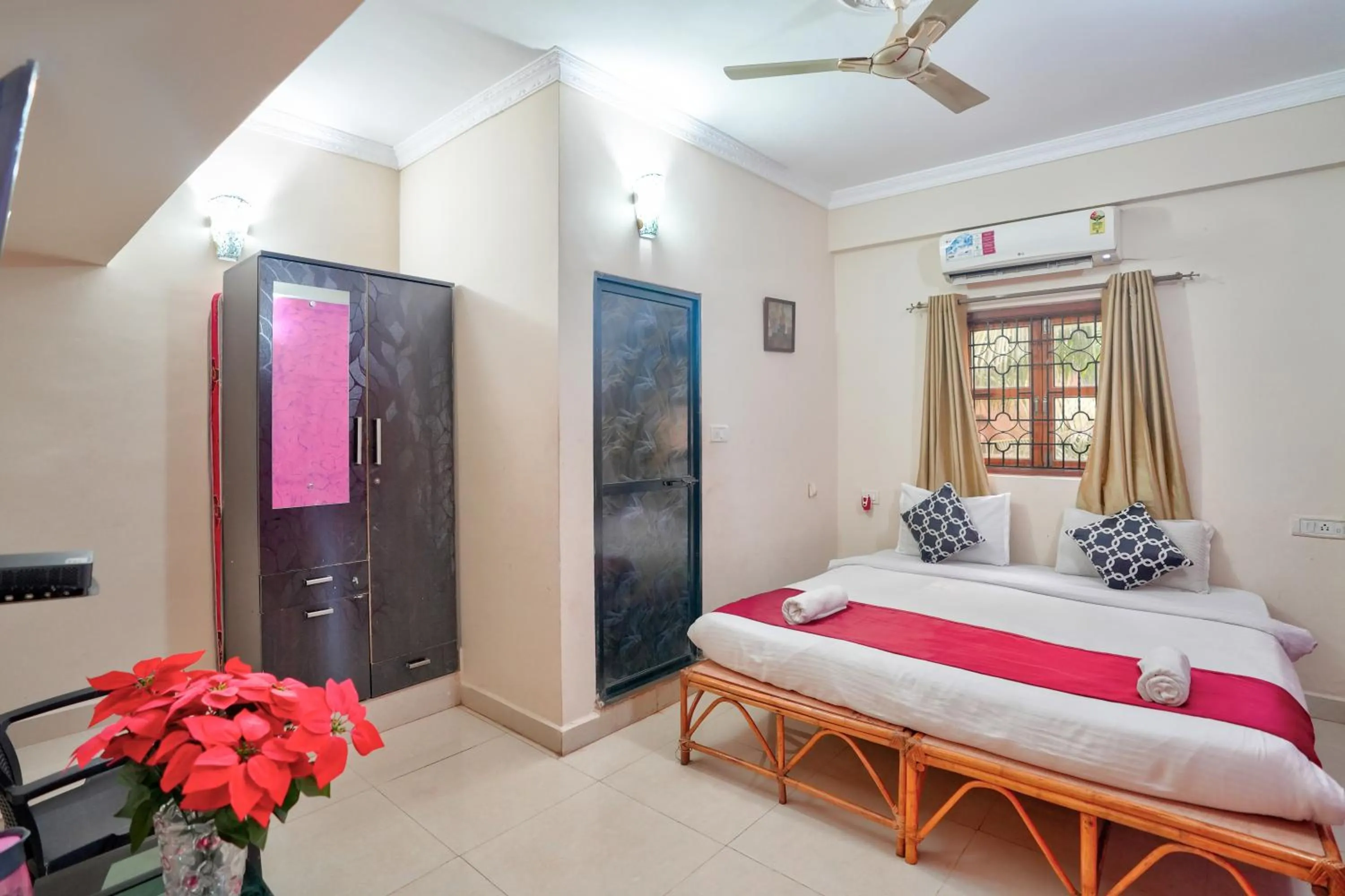 Bedroom, Bed in Hotel Leela Inn