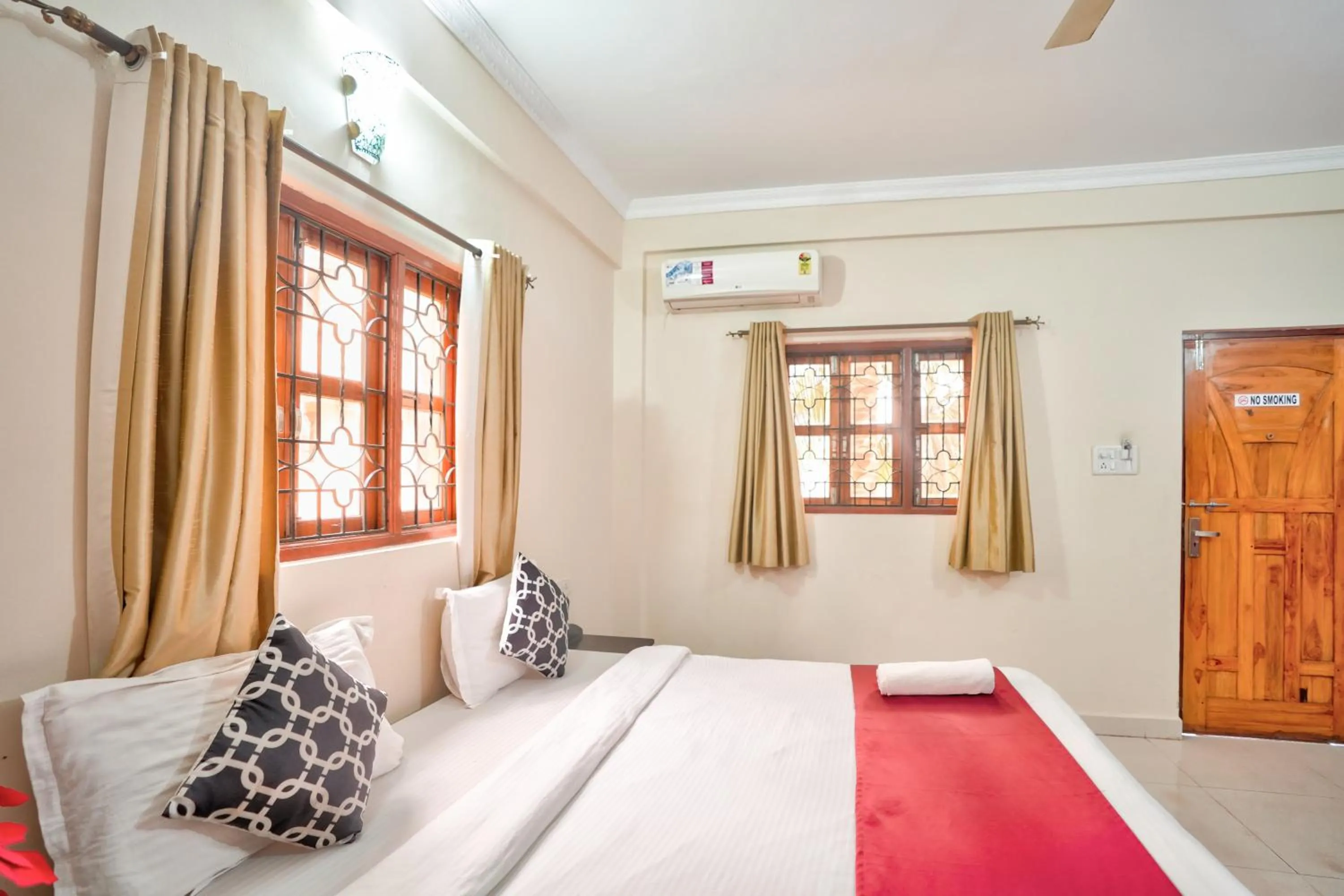 Bed in Hotel Leela Inn