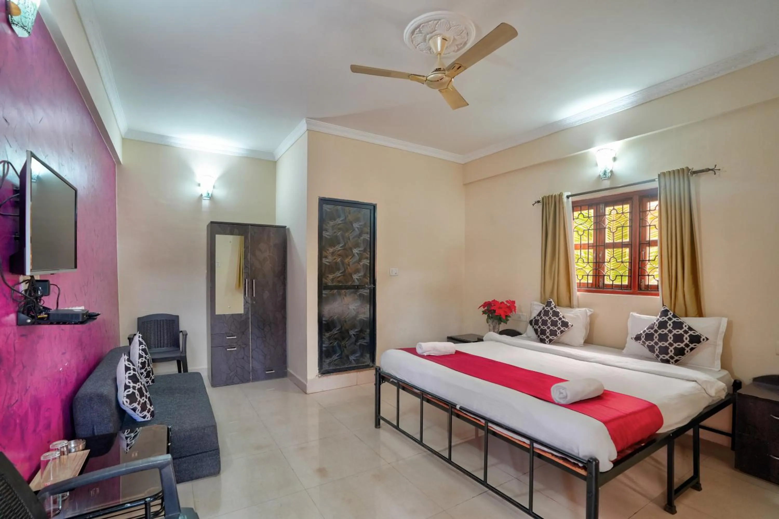 Bedroom, Bed in Hotel Leela Inn