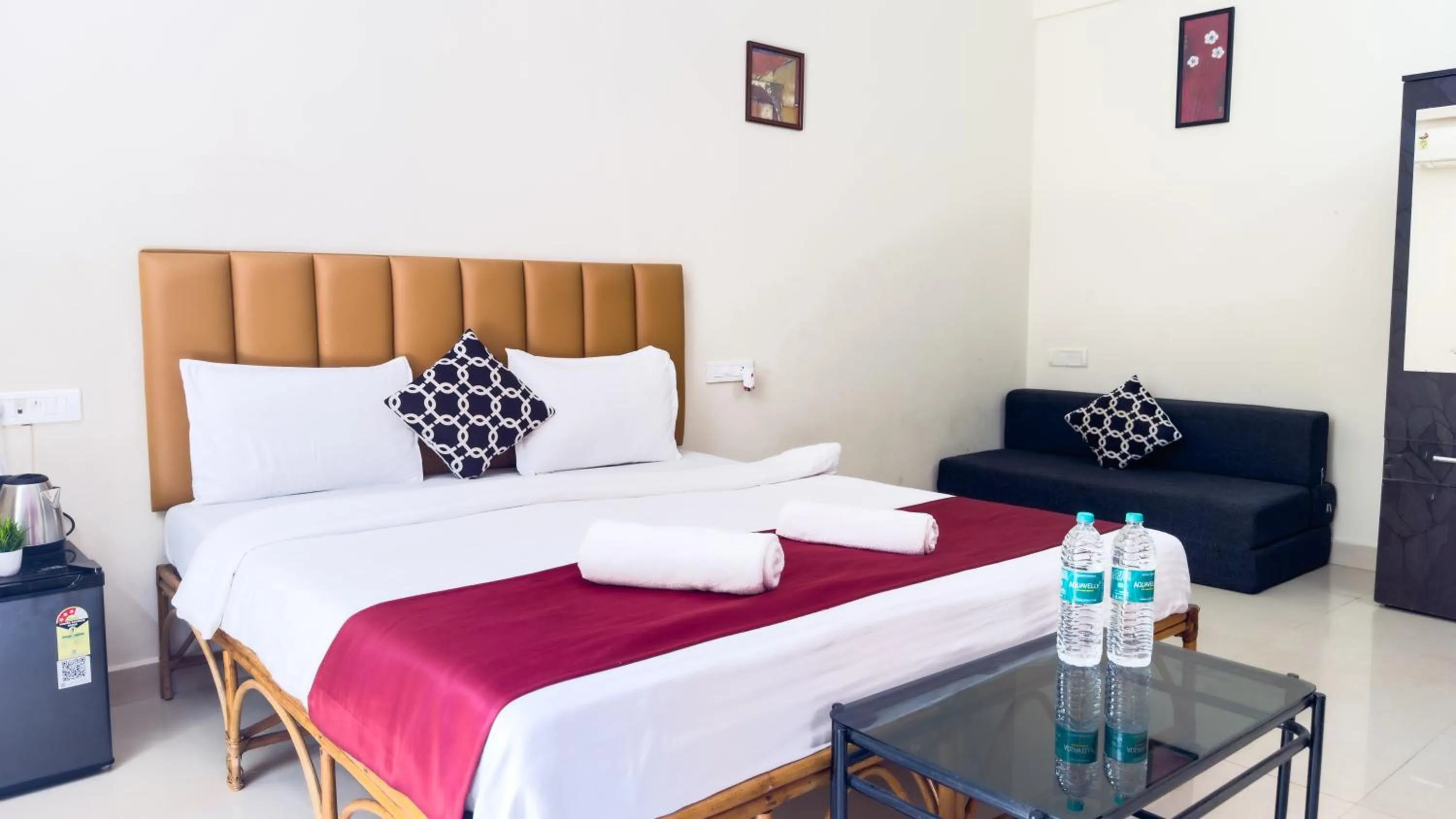 Photo of the whole room, Bed in Hotel Leela Inn