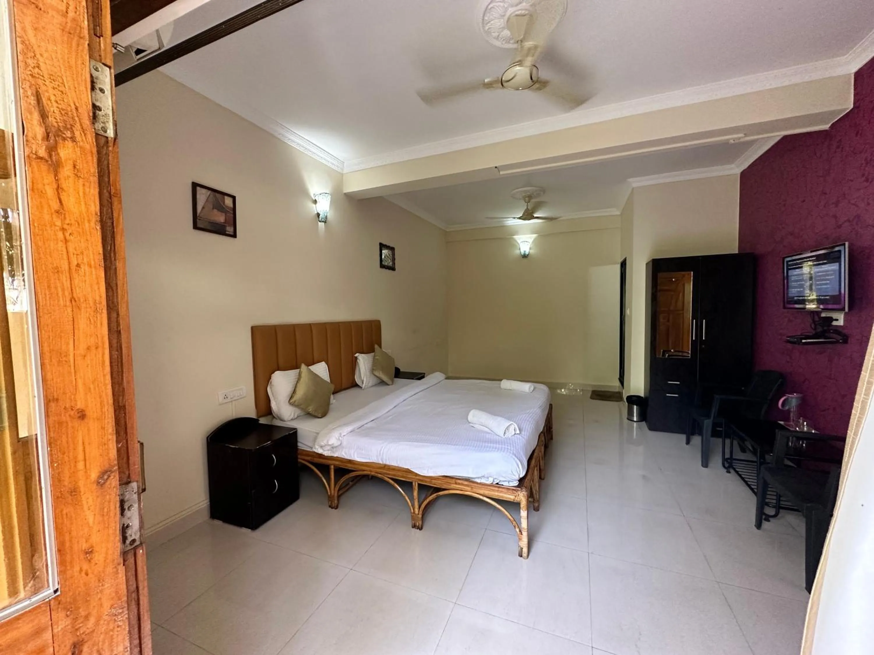 TV and multimedia, Bed in Hotel Leela Inn