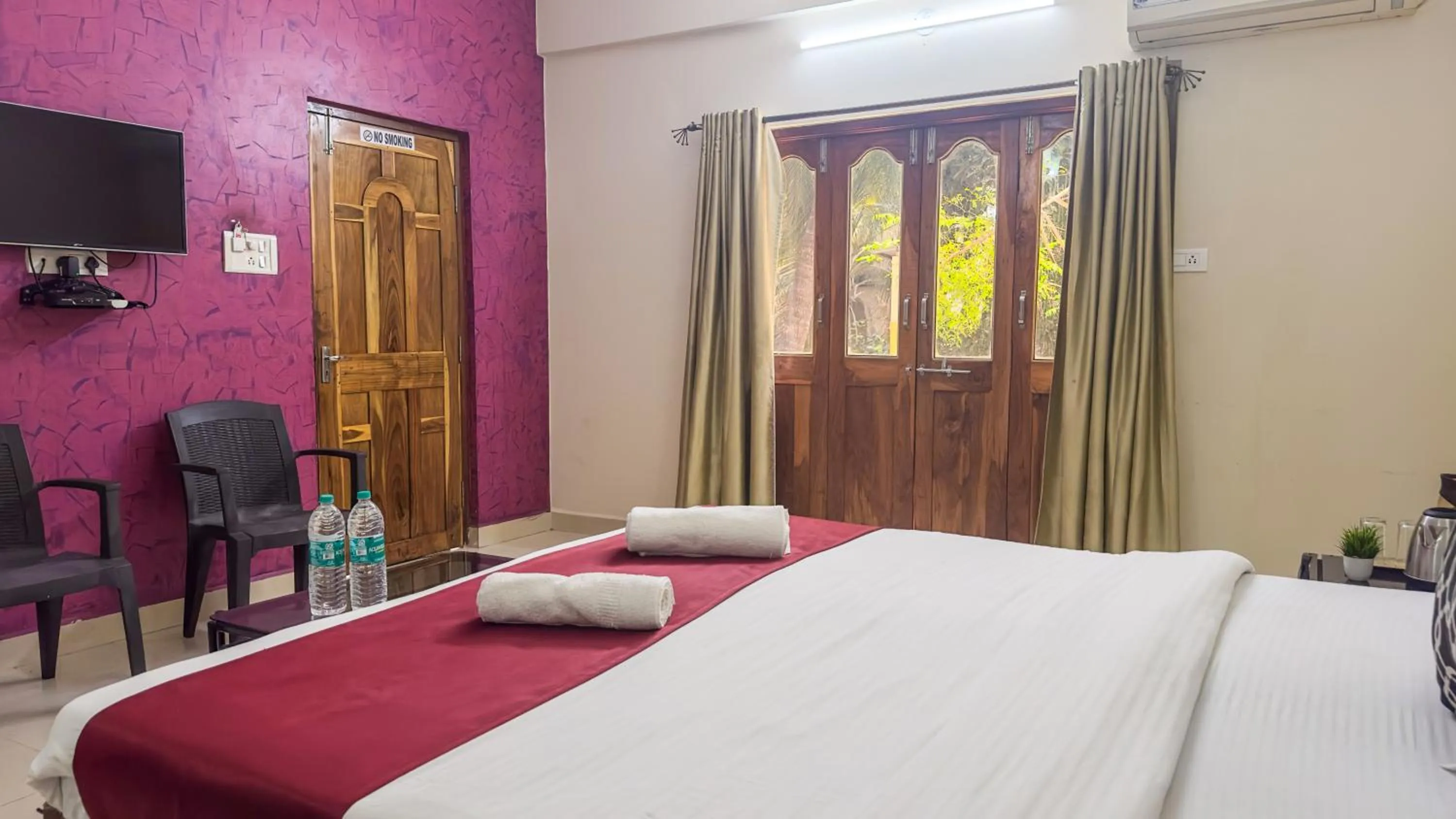 Photo of the whole room, Bed in Hotel Leela Inn