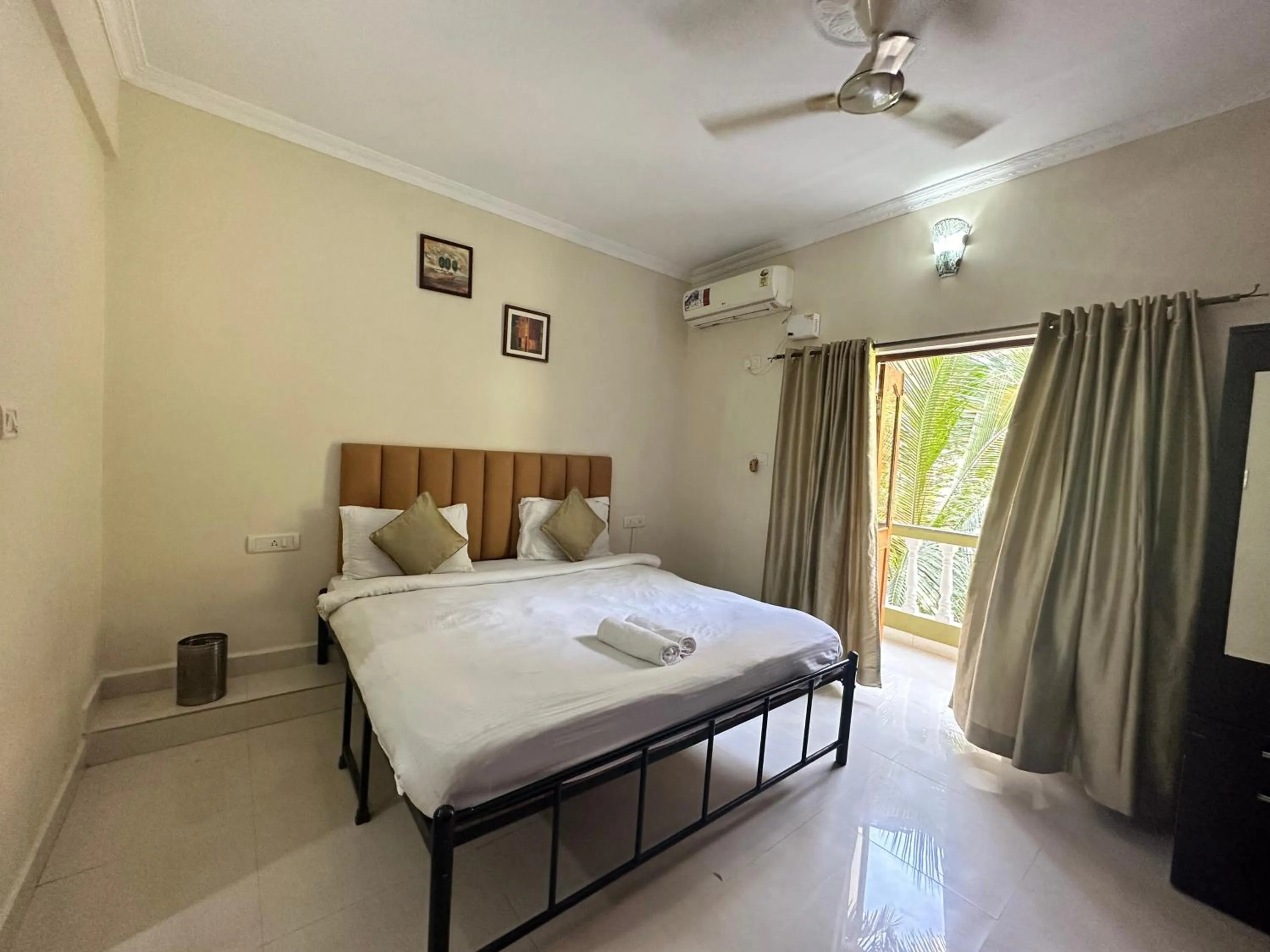 Bed in Hotel Leela Inn