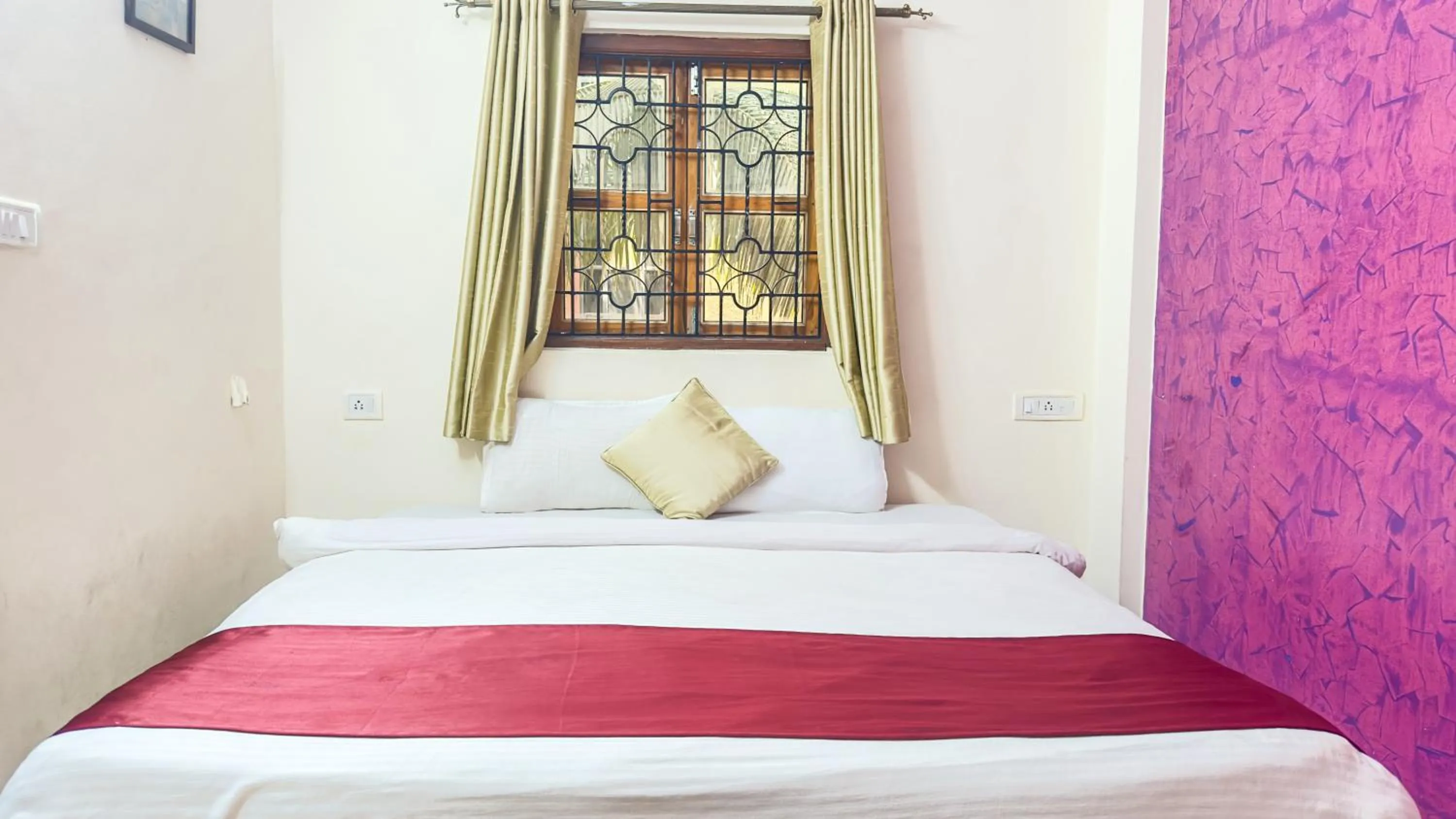 Bed in Hotel Leela Inn