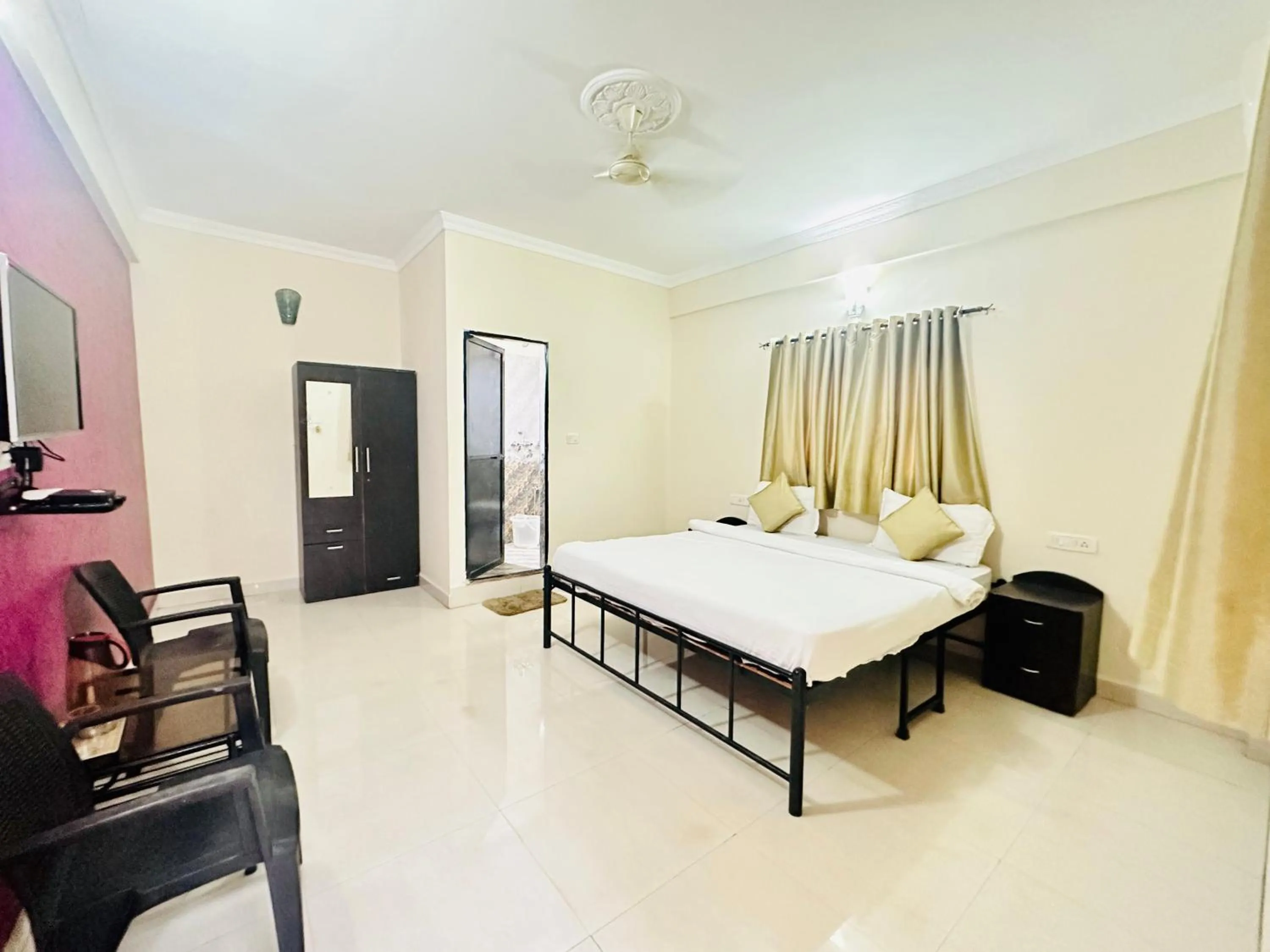 Bed in Hotel Leela Inn