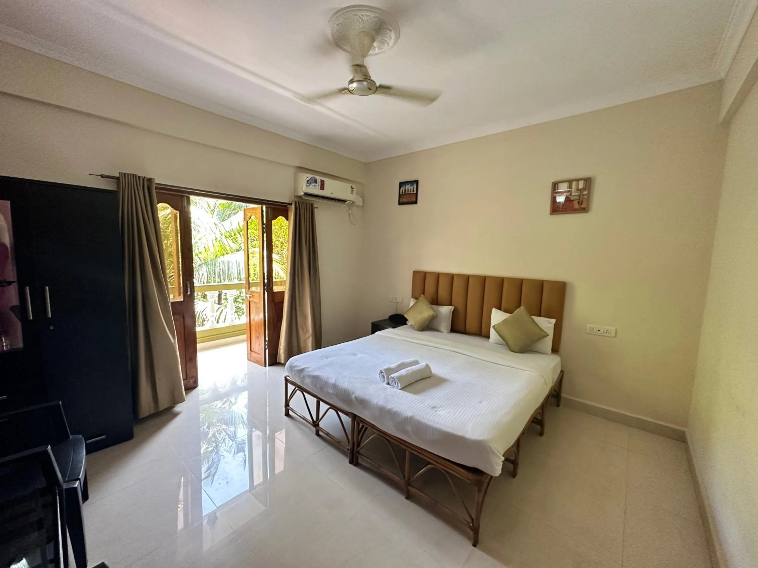 Photo of the whole room, Bed in Hotel Leela Inn