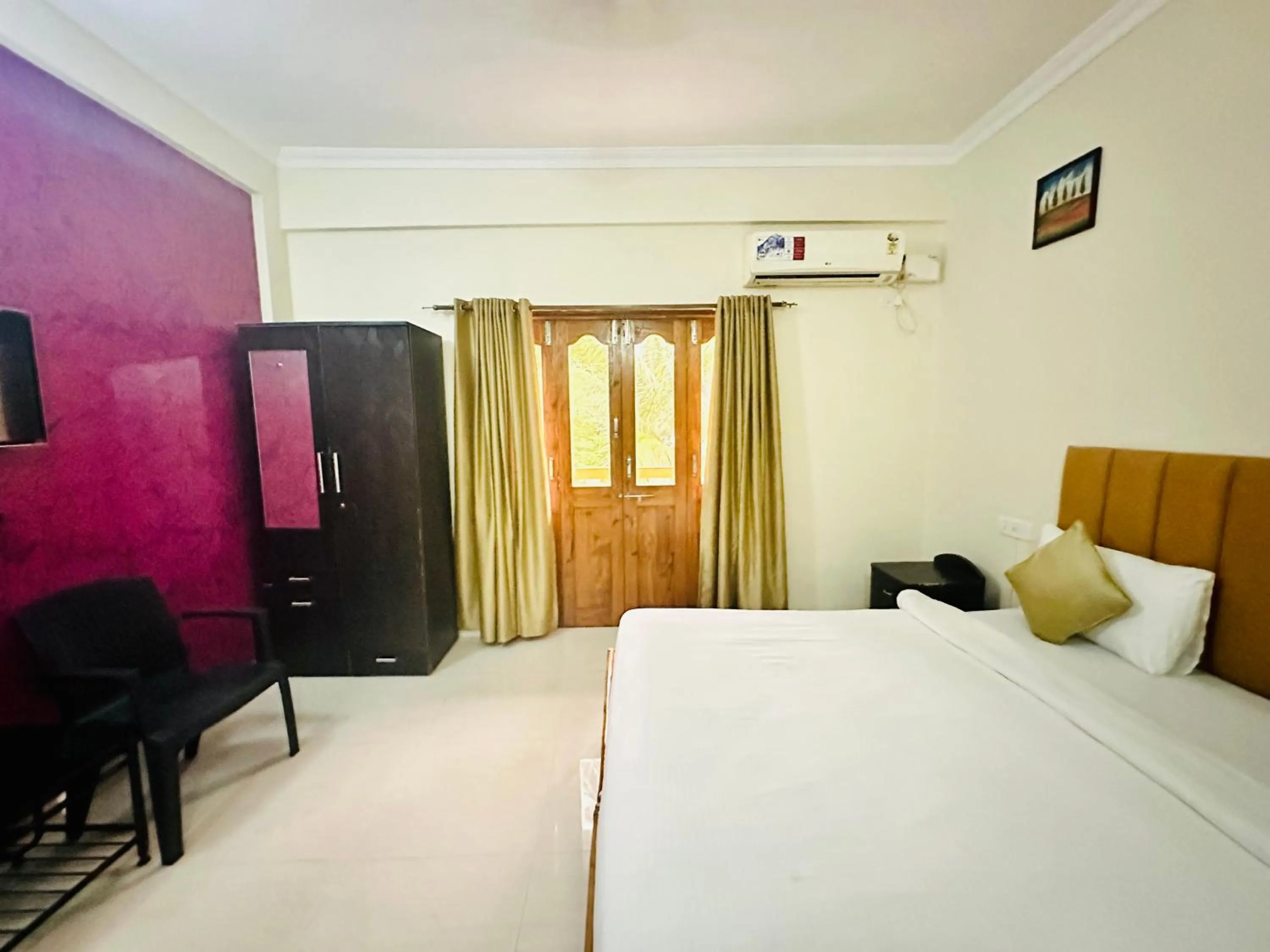 Bedroom, Bed in Hotel Leela Inn