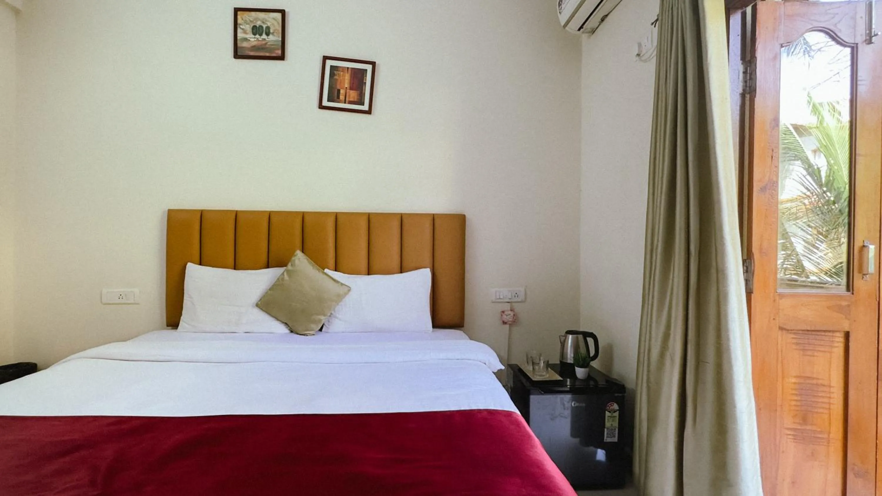 Bedroom, Bed in Hotel Leela Inn