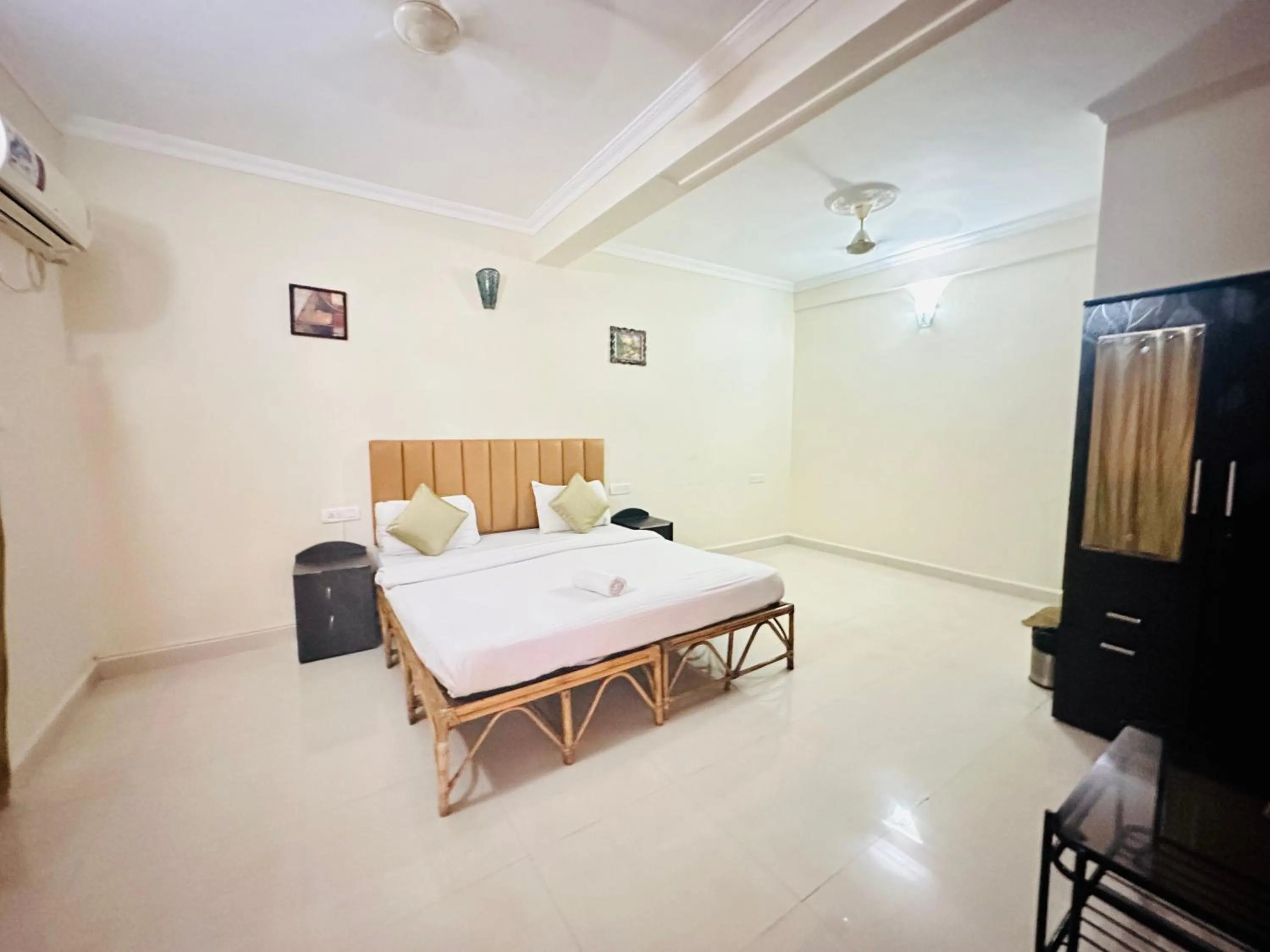 Photo of the whole room, Bed in Hotel Leela Inn