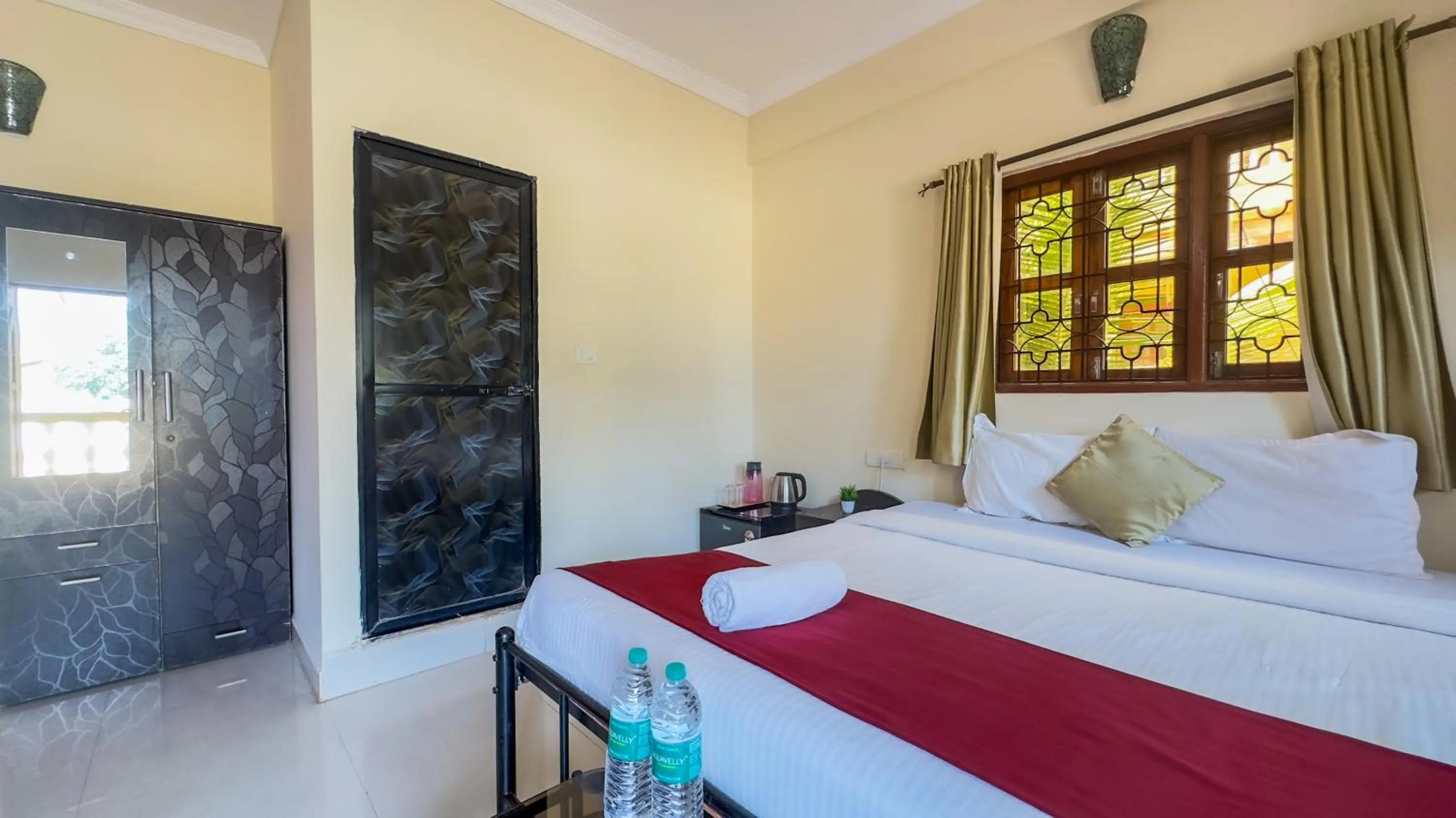 Bedroom, Bed in Hotel Leela Inn