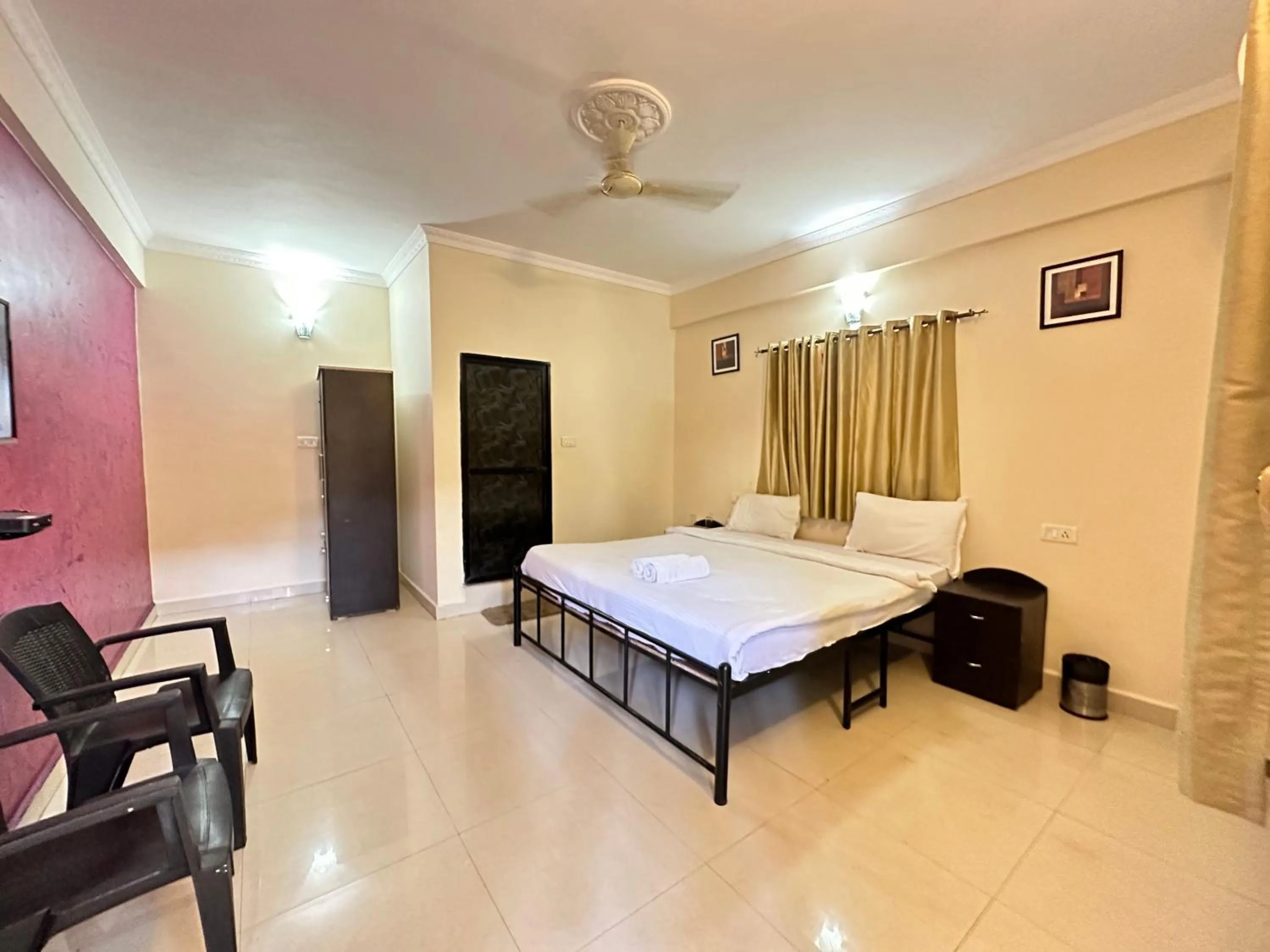 Bedroom, Bed in Hotel Leela Inn