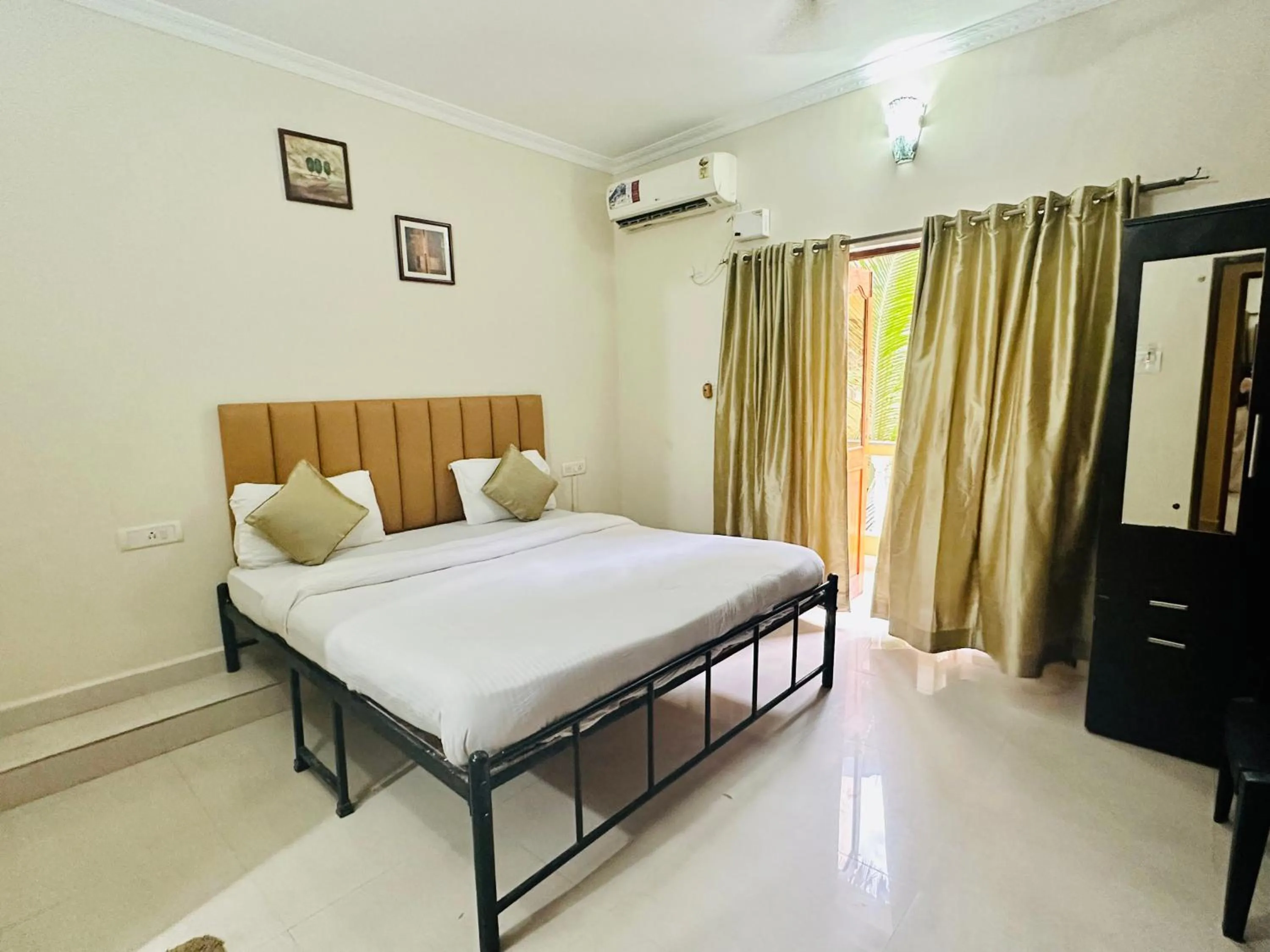 Bedroom, Bed in Hotel Leela Inn