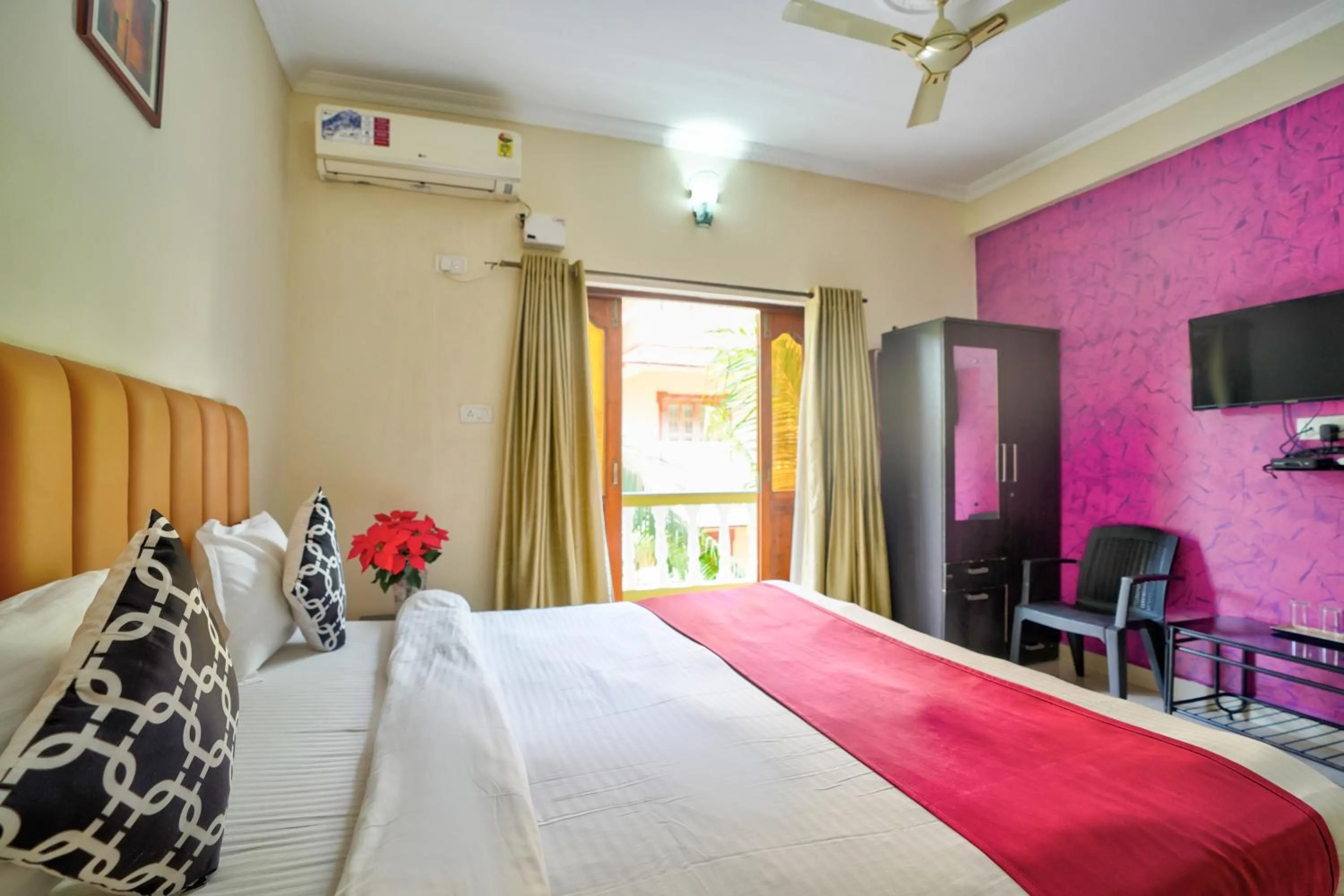 Bedroom, Bed in Hotel Leela Inn