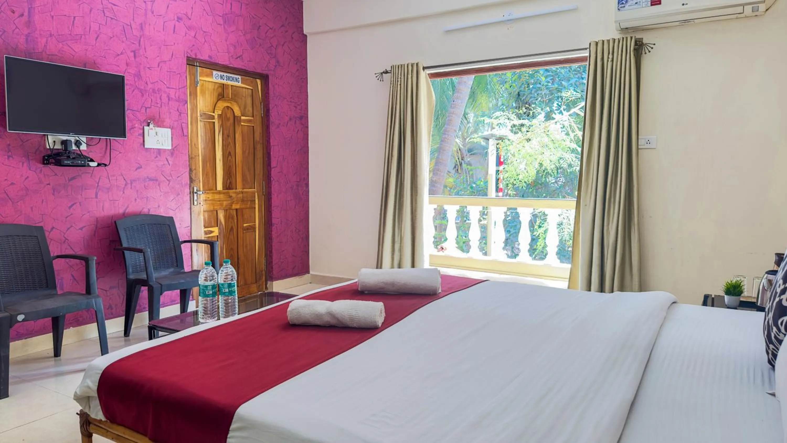 Photo of the whole room, Bed in Hotel Leela Inn