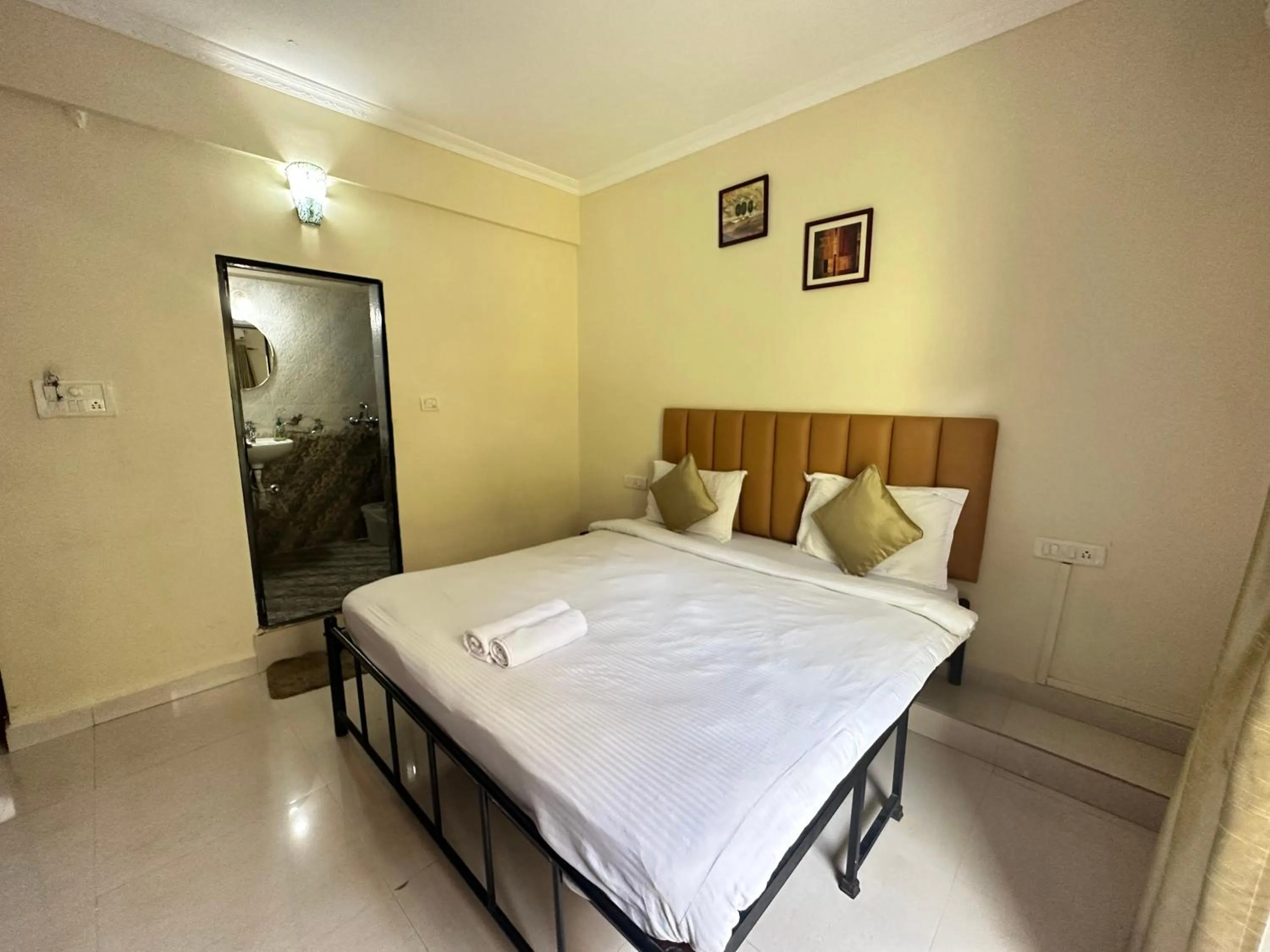 Bed in Hotel Leela Inn