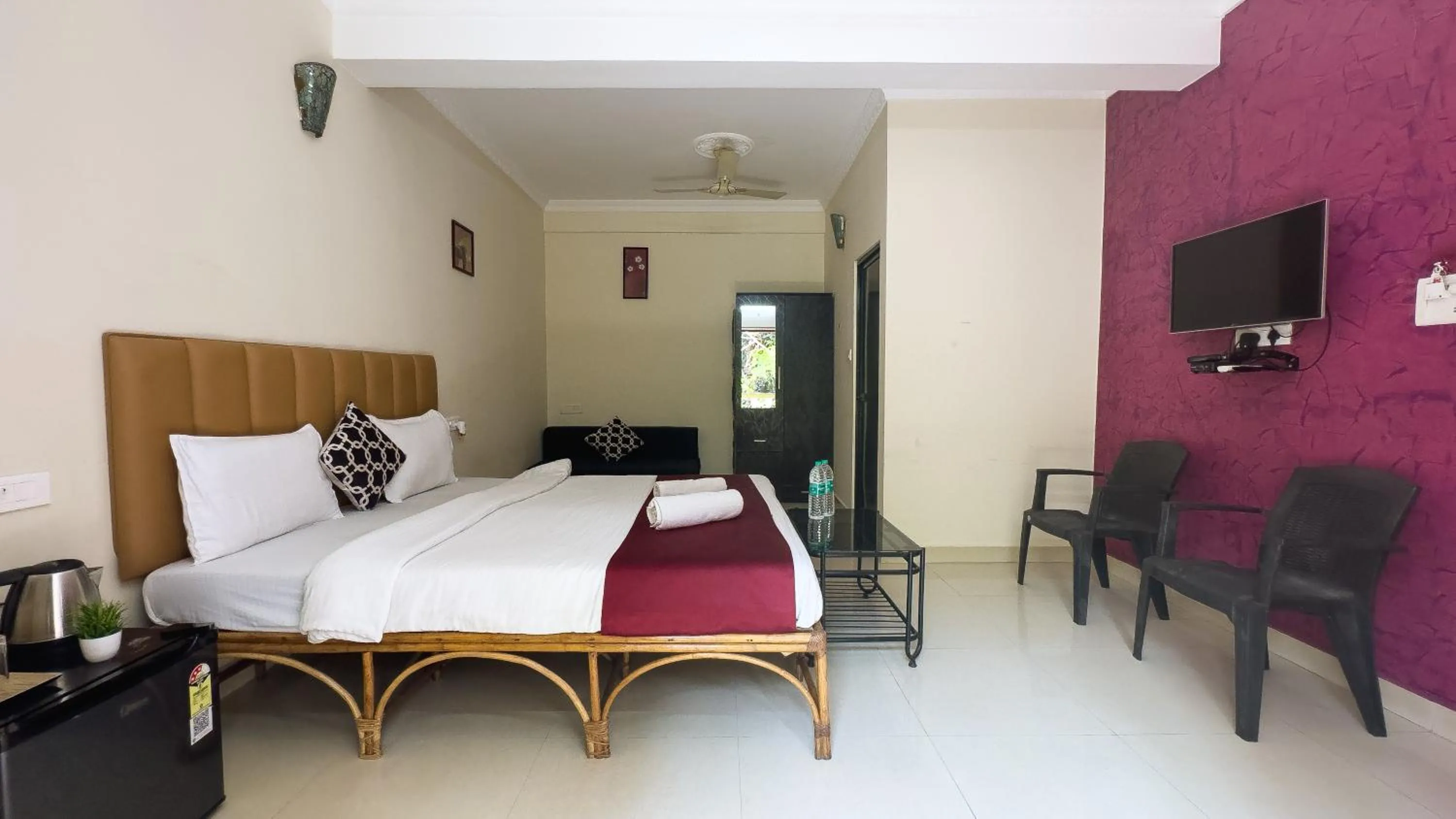 Photo of the whole room, Bed in Hotel Leela Inn