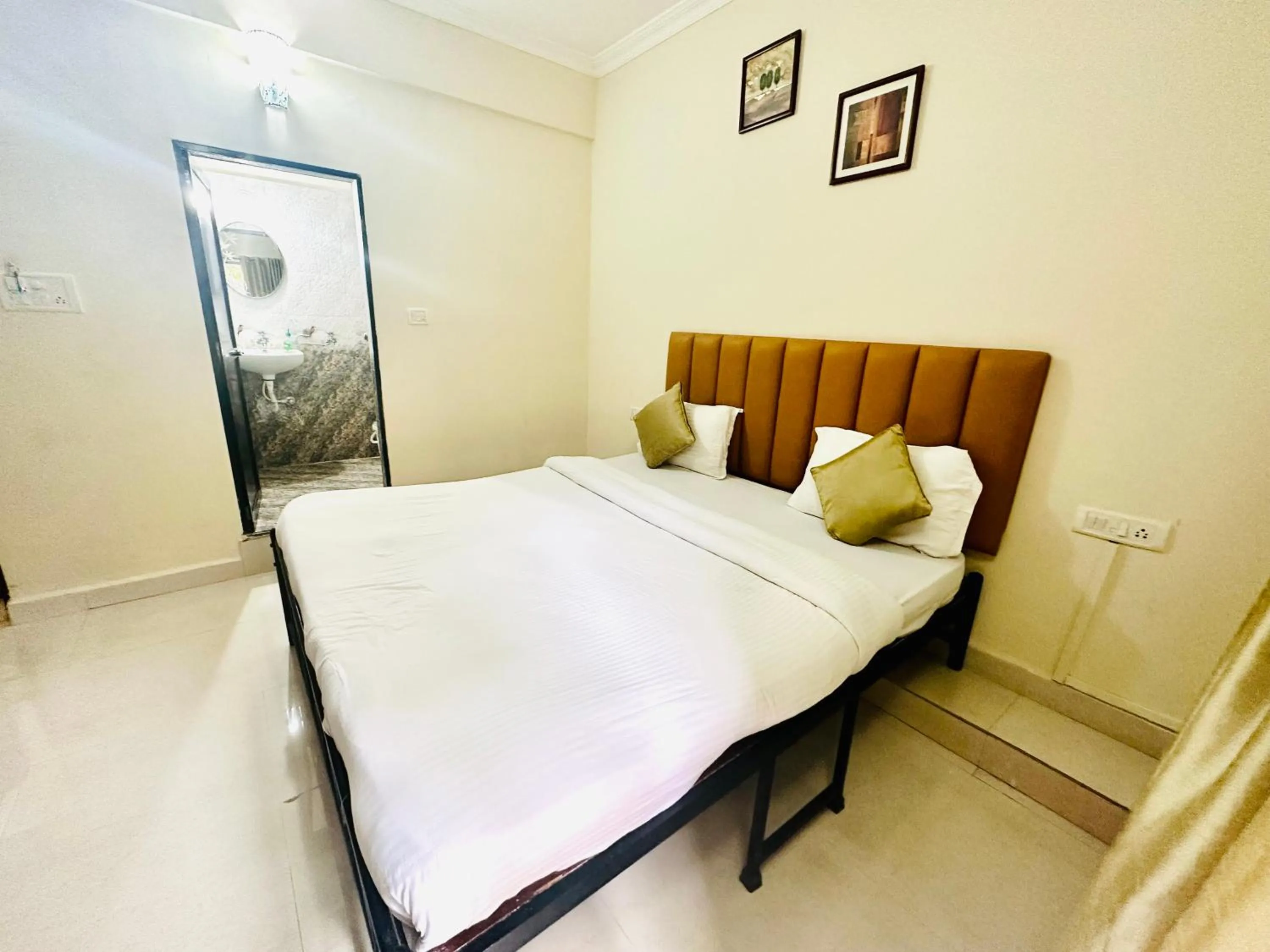 Bed in Hotel Leela Inn