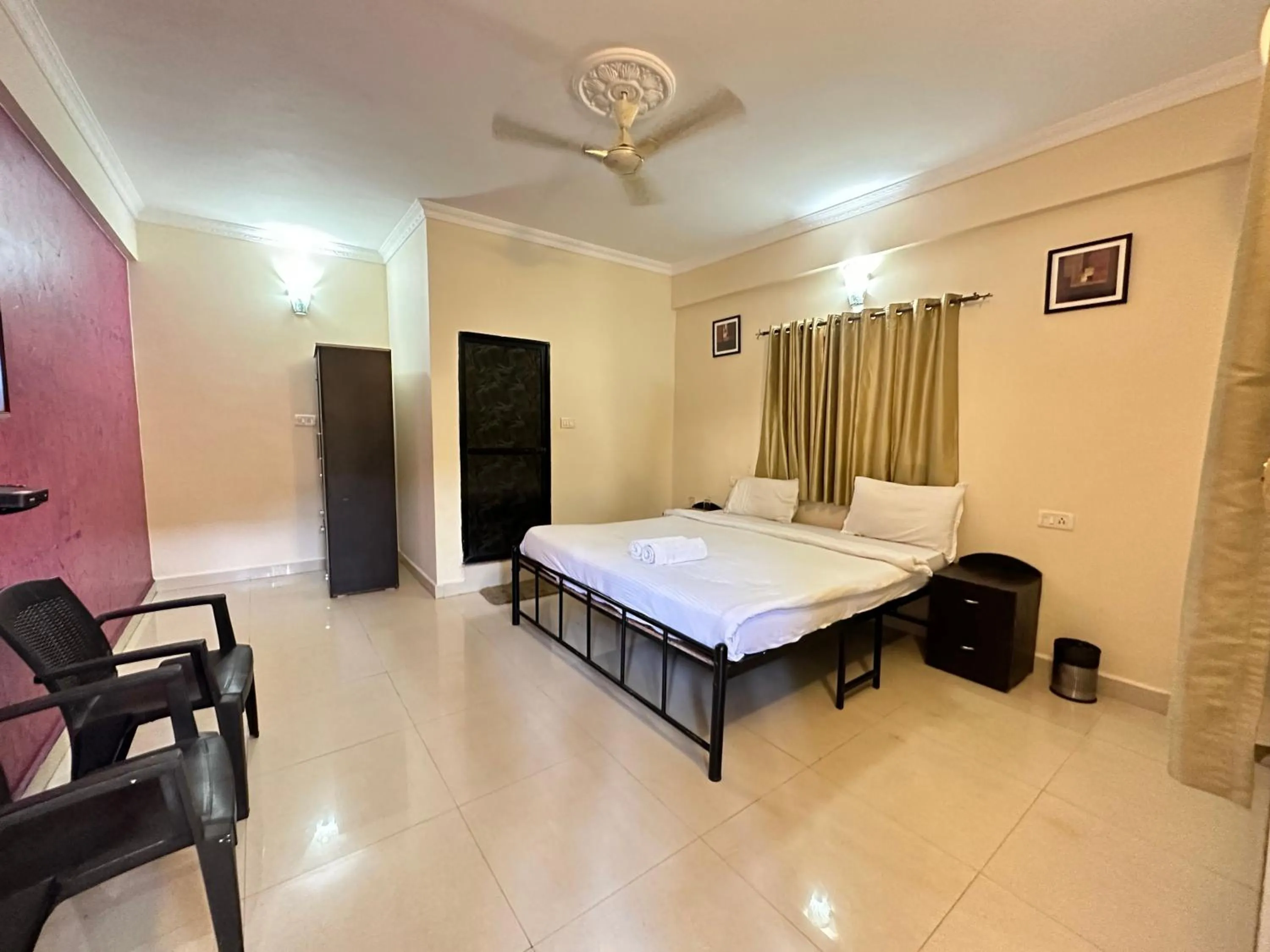 Photo of the whole room, Bed in Hotel Leela Inn