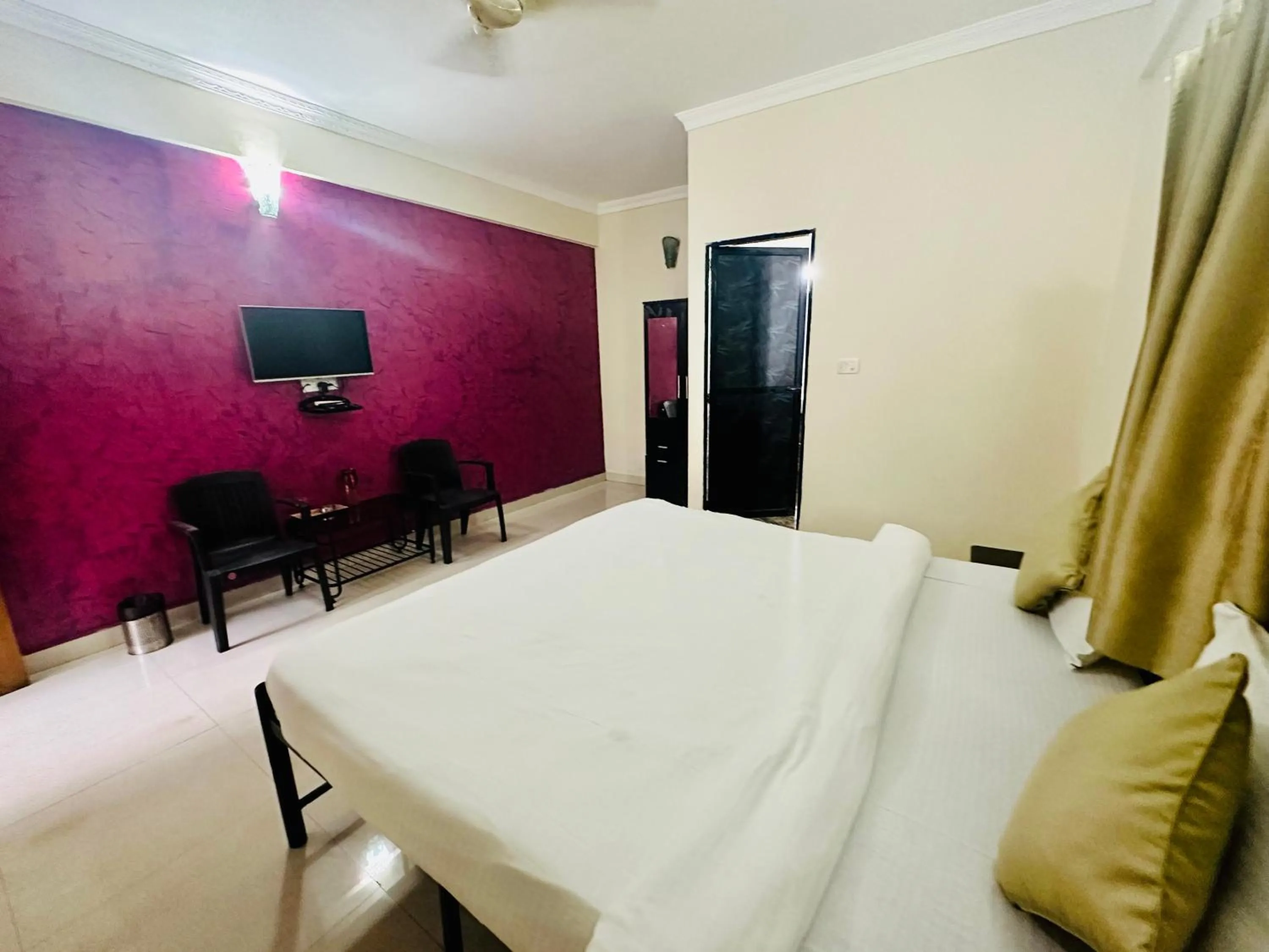 Photo of the whole room, Bed in Hotel Leela Inn