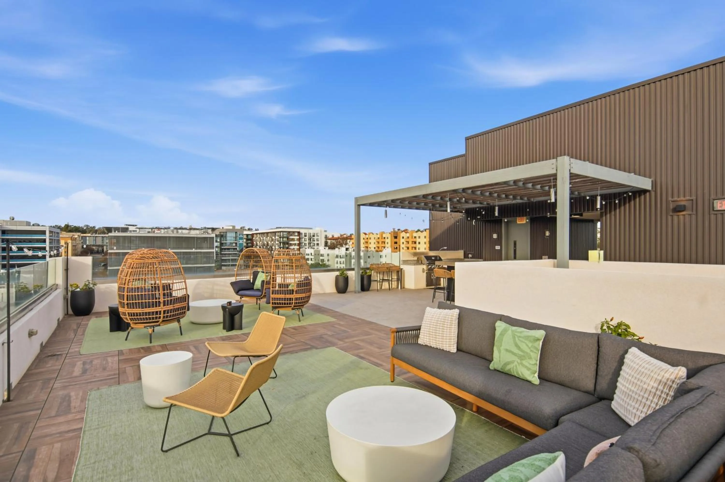 Modern Downtown Retreat Balcony Rooftop Views